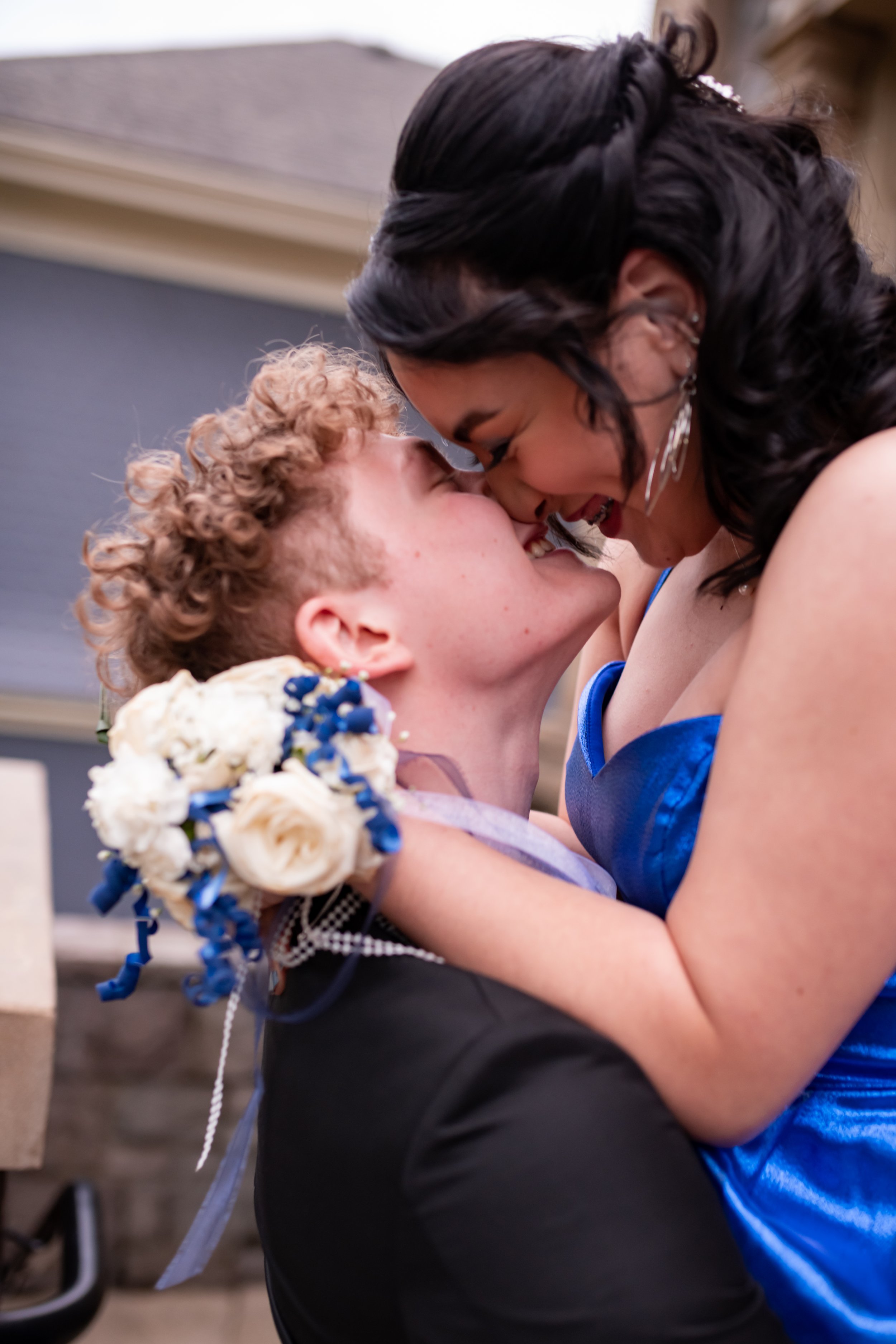 Pose like a rock star: best ideas for fun yet classy Prom pictures