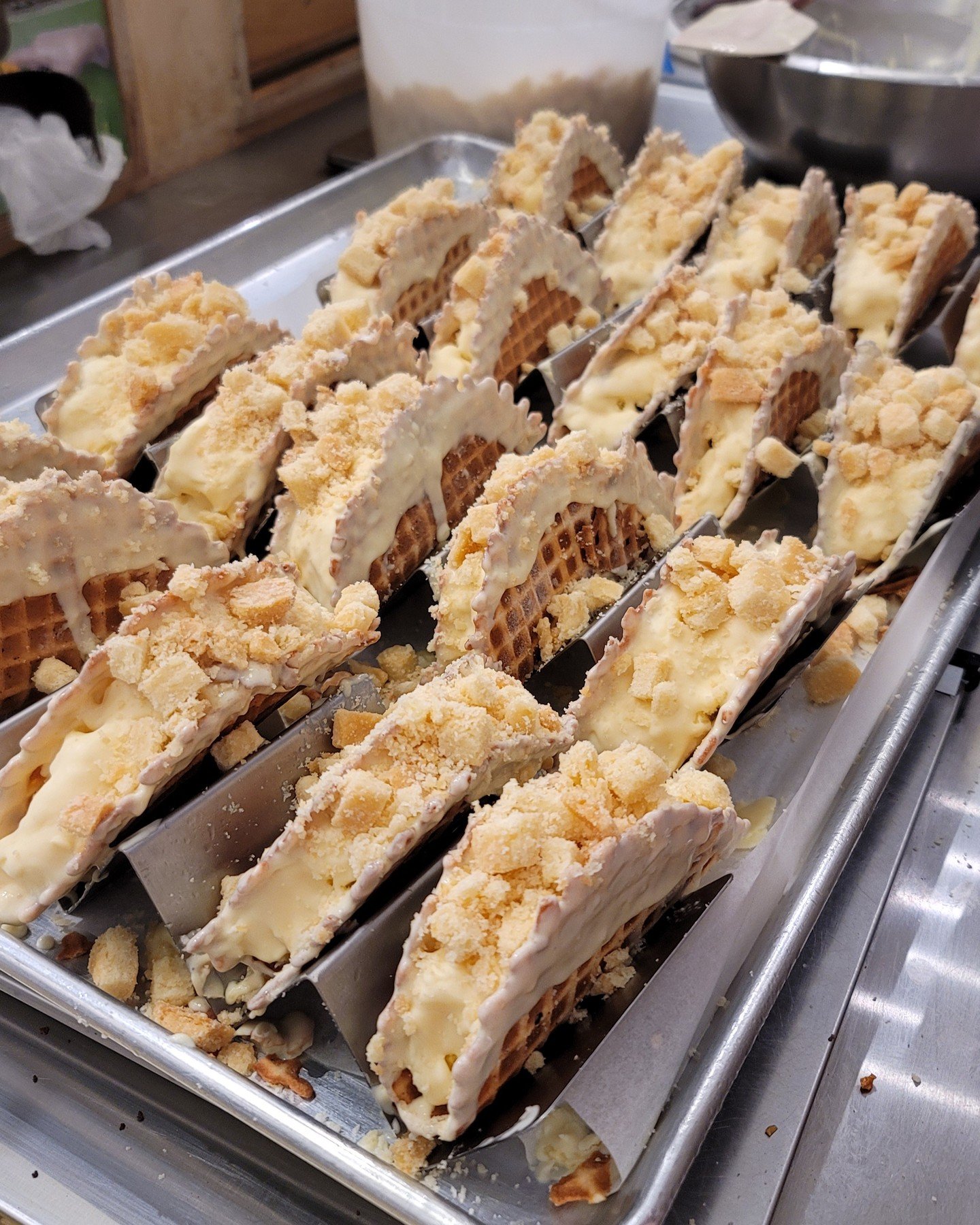 It's Taco Tuesday time!🍦🌮

Today and next Tuesday, we're serving our LEMON CREME ice cream tacos! They're vanilla waffle shells filled with lemon ice cream, dipped in lemon white chocolate, and topped with homemade lemon shortbread cookie pieces! I