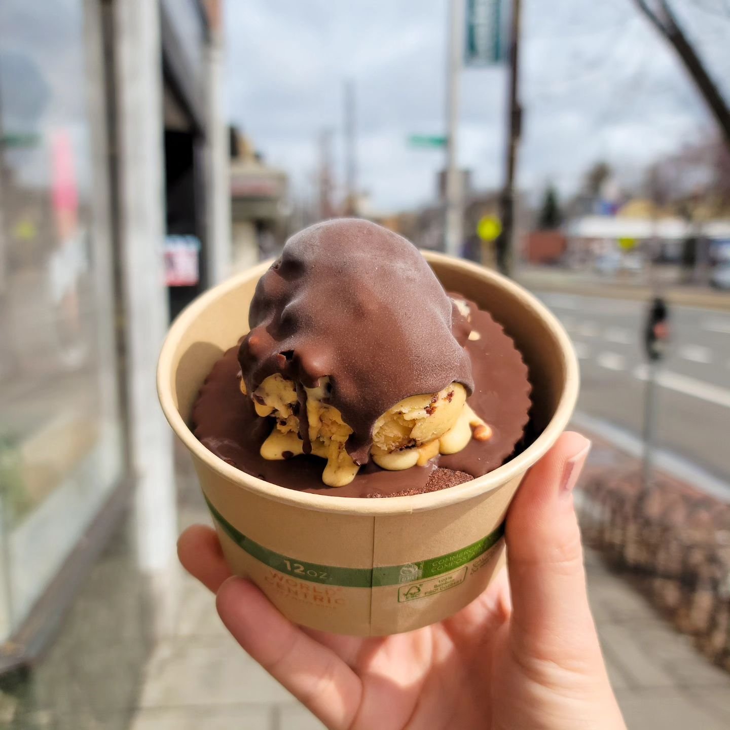 We got a couple new sundaes for you this April!🍨✨️

First up is AMANDA'S APRIL SUNDAE, which is layers of brownie, Peanut Butter Fudge Crunch ice cream, peanut butter shell, and dark chocolate shell. Inspired by our catering and events manager's lov