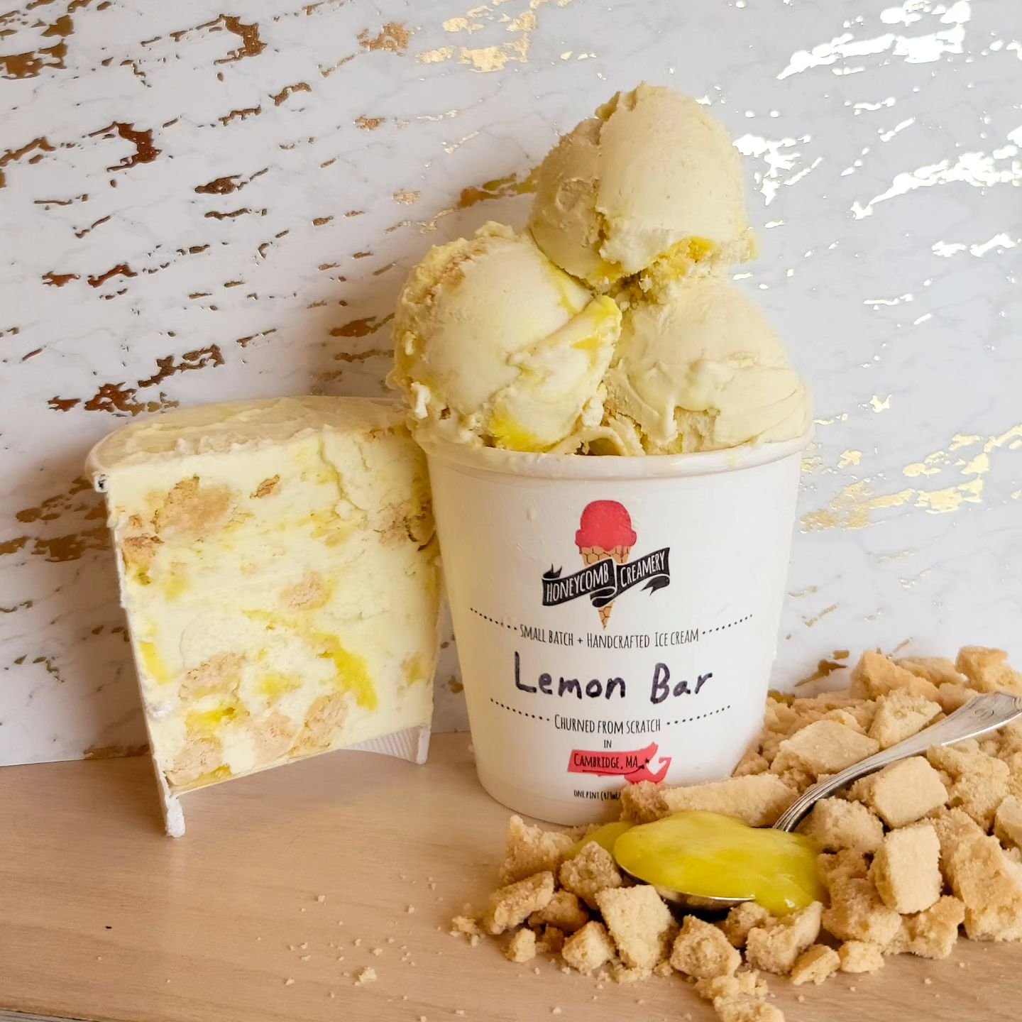 We have a feeling this is just the kind of sunshine y'all need for this rainy day...🌞🍦

LEMON BAR is a vegan lemon ice cream layered with pieces of homemade vegan and gluten-free shortbread and ribbons of vegan lemon curd. Made with coconut cream a
