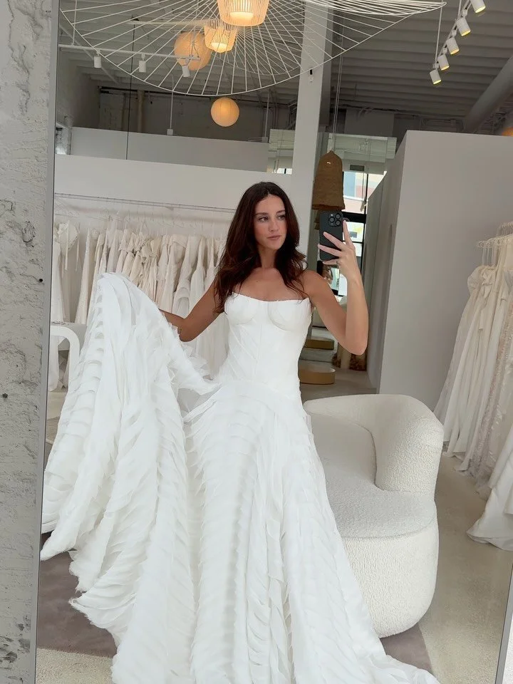 is this giving elevated lakeside wedding? 🦢