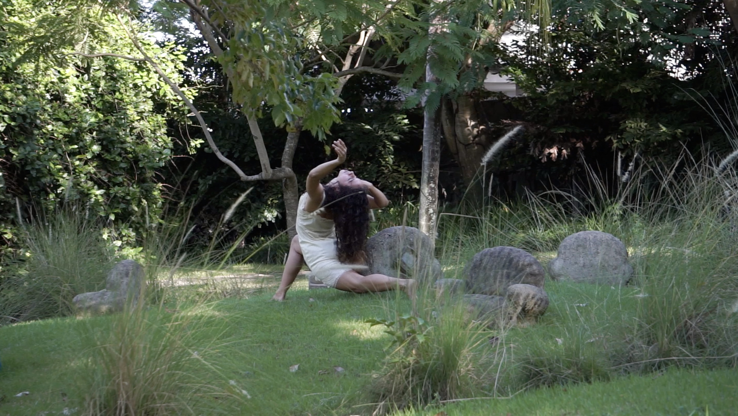 Andanza en el jardín_Escultura Dhara Rivera_coreografía Cristina Lugo_ 05.png