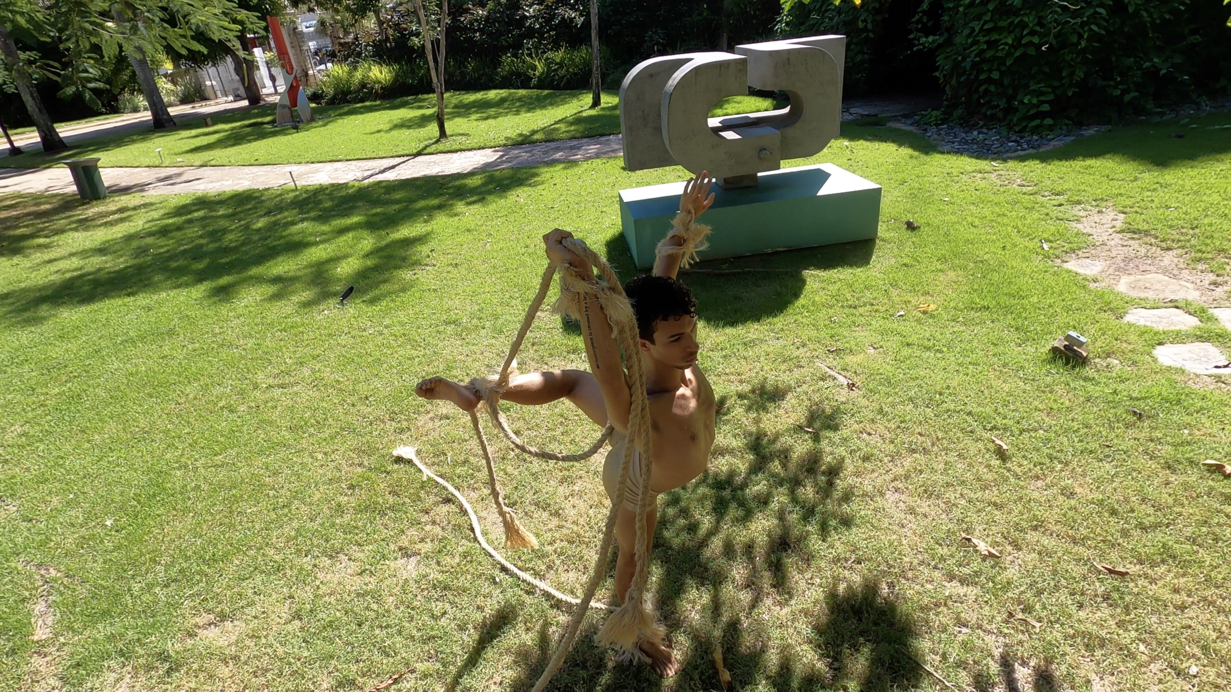 Andanza en el jardín_Escultura Rolando López Dirube_ coreografía Alberto Rivera_06.png