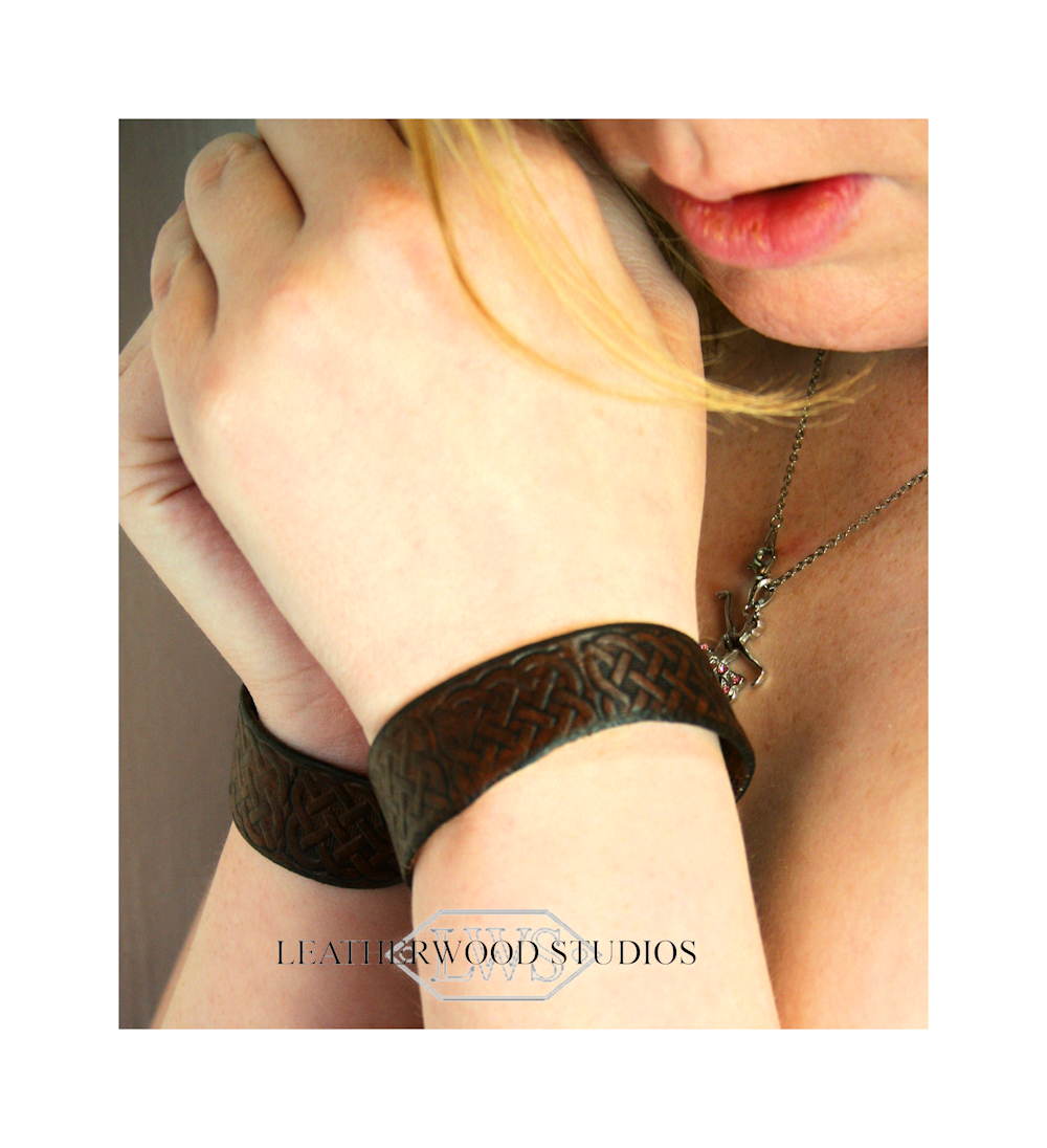 Addie Celtic Knot brown.png