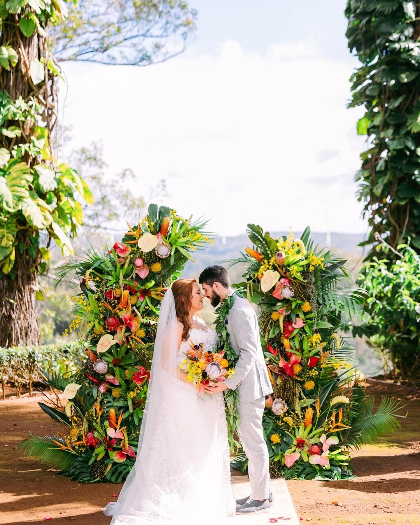 We&rsquo;re loving all of the warm, cheerful moments from this day! Congratulations Kayla &amp; Michael! Swipe right for more. 🧡
. 
Bride &amp; Groom @karmijo93 @musicfreek93
Venue &amp; Planning @sunsetranchhawaii 
Wedding Dress @lilibridals 
Flora