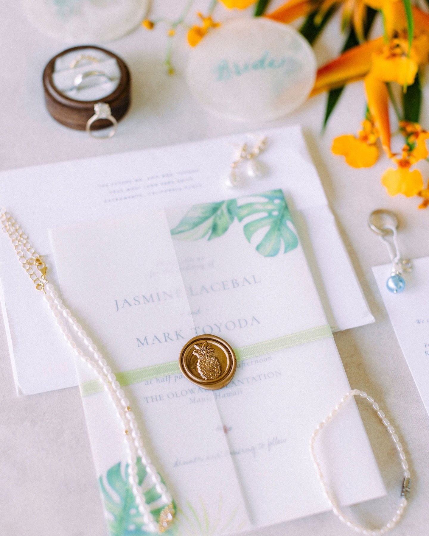 A closer look at Jasmine &amp; Mark&rsquo;s tropical invitation suite 🧡🍍🌺🌿
.
Bride &amp; Groom @_missjazzypants 
Photography @absolutelylovedphoto
Wedding Planning @whiteorchidwedding 
Venue @theolowaluplantationhouse 
Florist @bellabloommaui