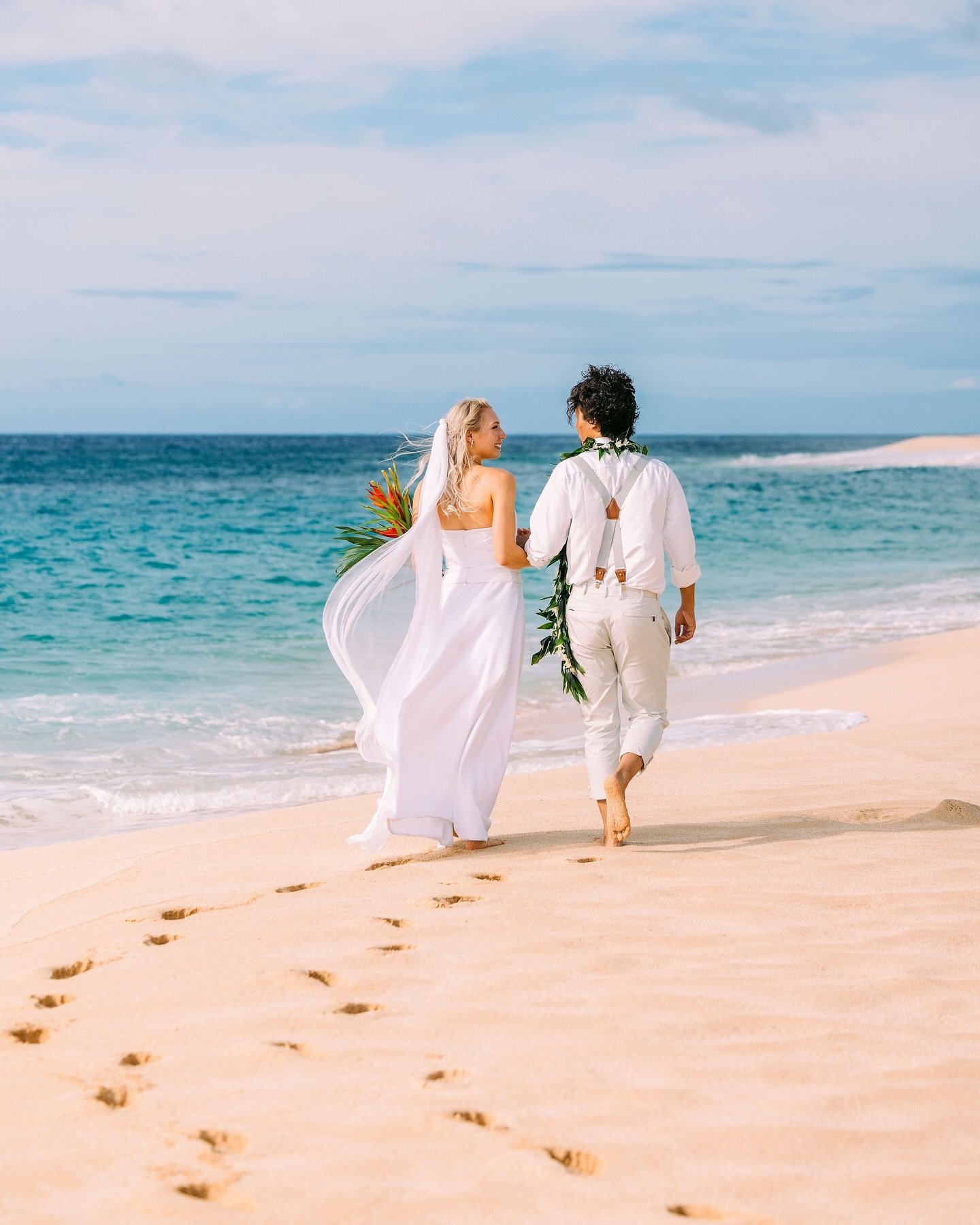 Imagine that &ldquo;just married&rdquo; feeling except you&rsquo;re on a beach in Hawai&rsquo;i 😍🏝️🤍 Congrats to our #absolutelyloved newlyweds Genna &amp; Yu!