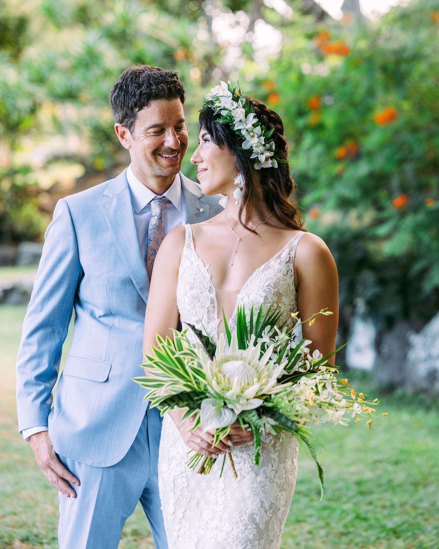 Getting up close and personal with our newlyweds! 💙🤍 Congrats @shannon.toyne &amp; @comedymikegoldstein !! Thank you for sharing your beautiful wedding with us. 
.
Photography @absolutelylovedphoto 
Wedding Venue @kualoaranchweddings