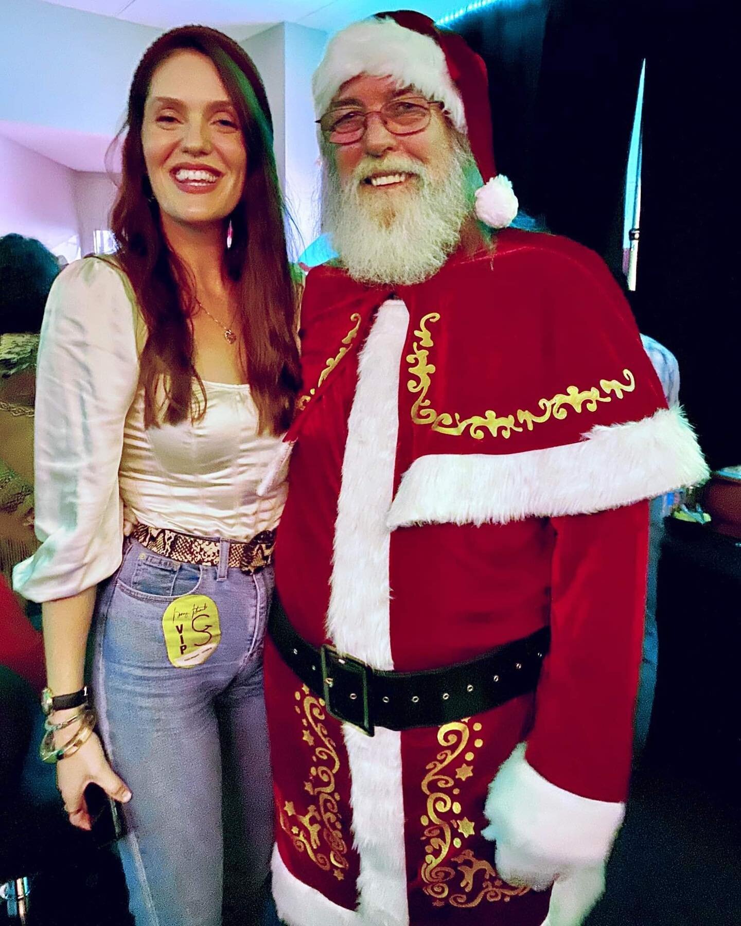🤠 Paul is the bessst!! He does sound for George Strait and always is so kind to let us sneak in back stage. Throwback to Christmas time when he went all out. Thank you Paul for being you and mom for knowing Paul @1_holdoutranch and taking me along ?