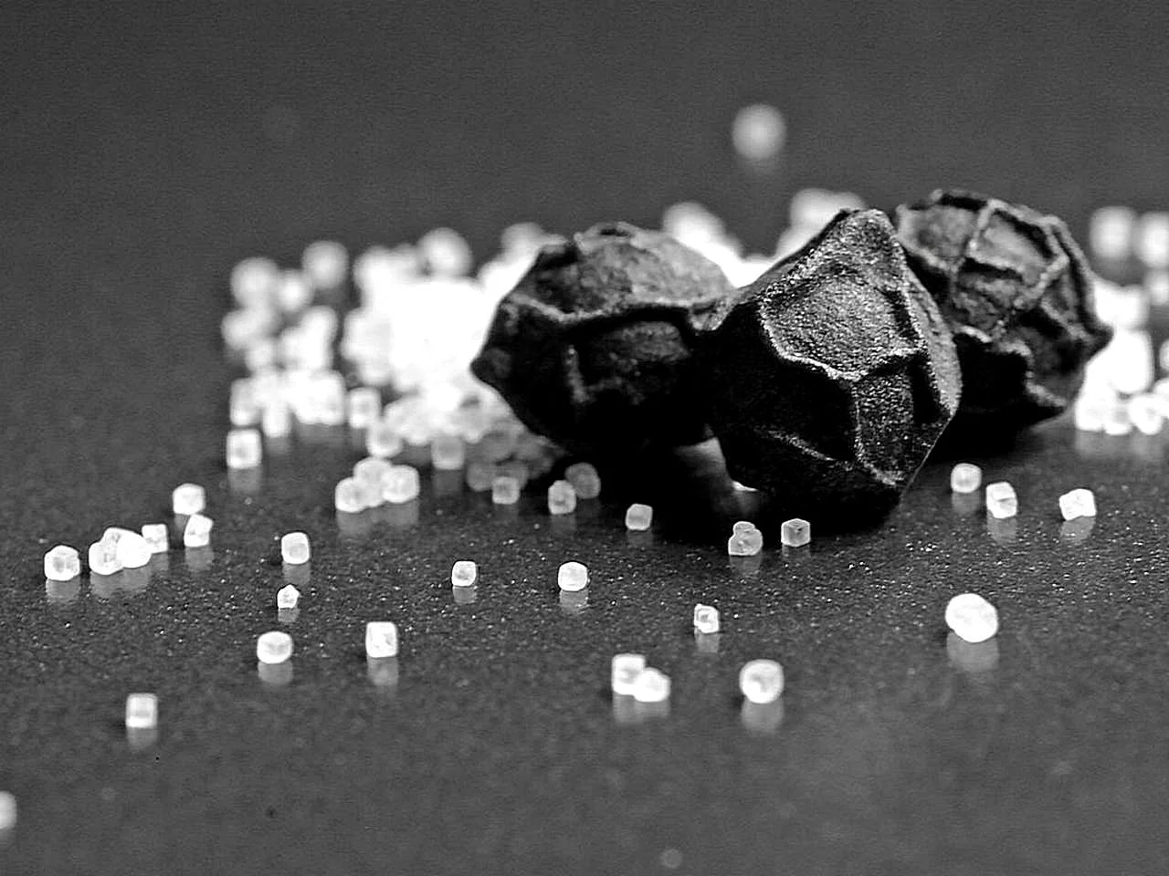 Salt_and_pepper_macro_image_in_studio.jpg