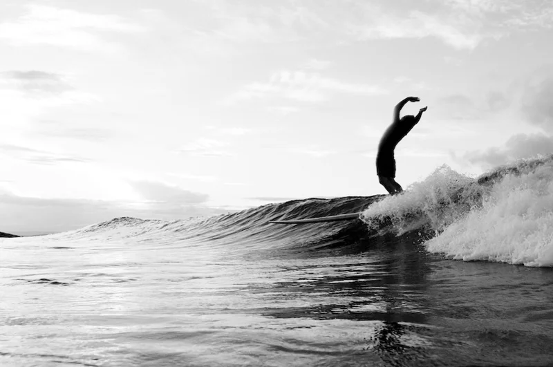 black_and_white_longboard_surf_photography_surfer.jpg