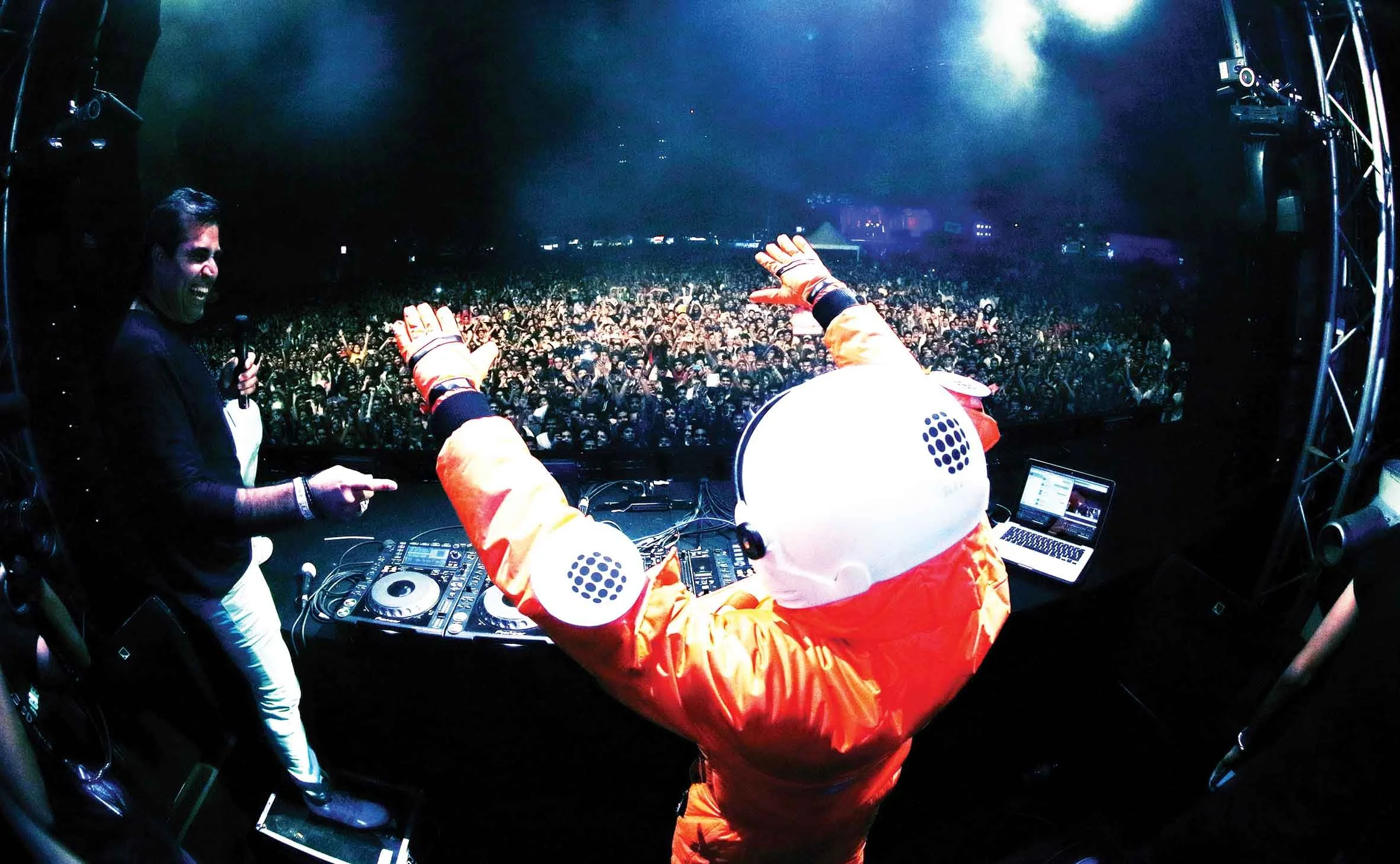Shailendra Singh and The Sunburn Spaceman on stage at Sunburn Goa 2011