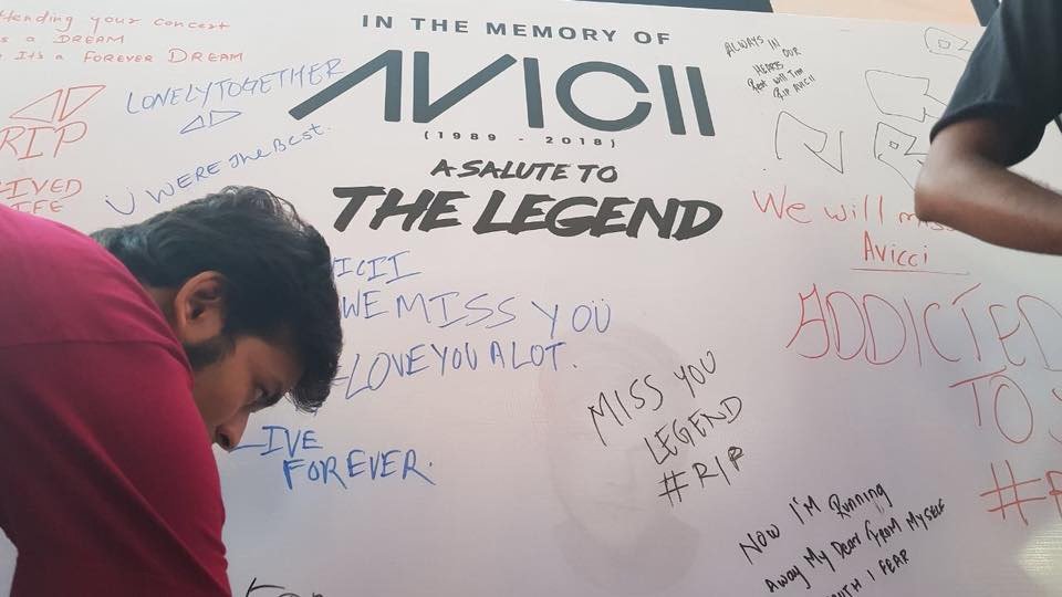 Fans sign the Tribute Wall