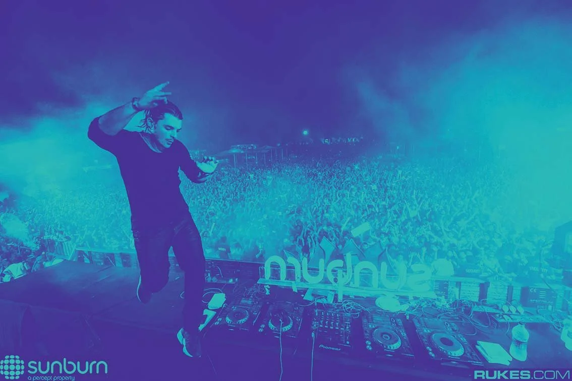 Axwell jumps off stage at Sunburn Goa 2011