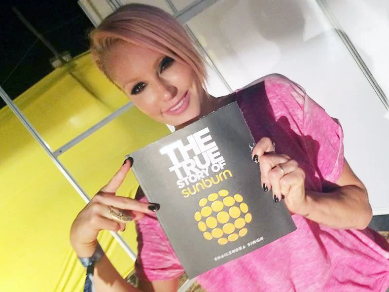 Singer Emma Hewitt endorses The True Story of Sunburn by Shailendra Singh
