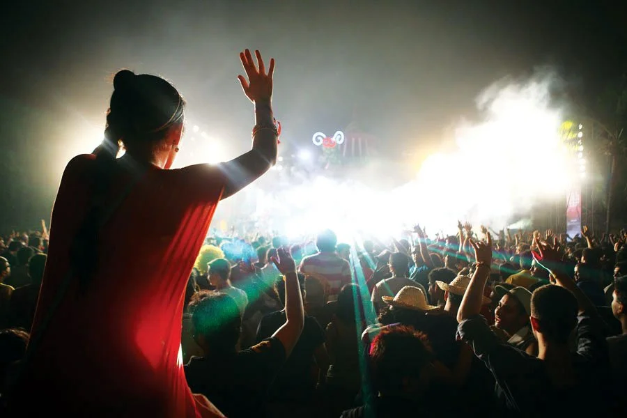 Girl-on-fan's-shoulders-in-crowd-at-Sunburn-2011-Season-5.jpg