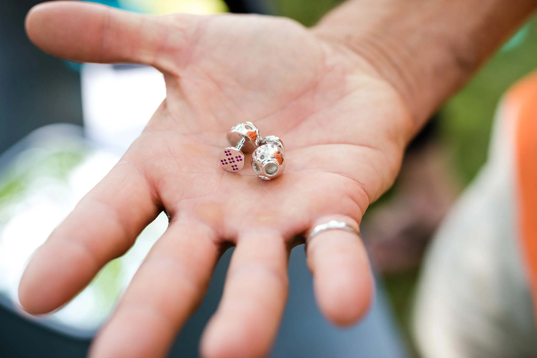 Boutons de manchette Soyuz en argent massif sertie de 20 rubis.