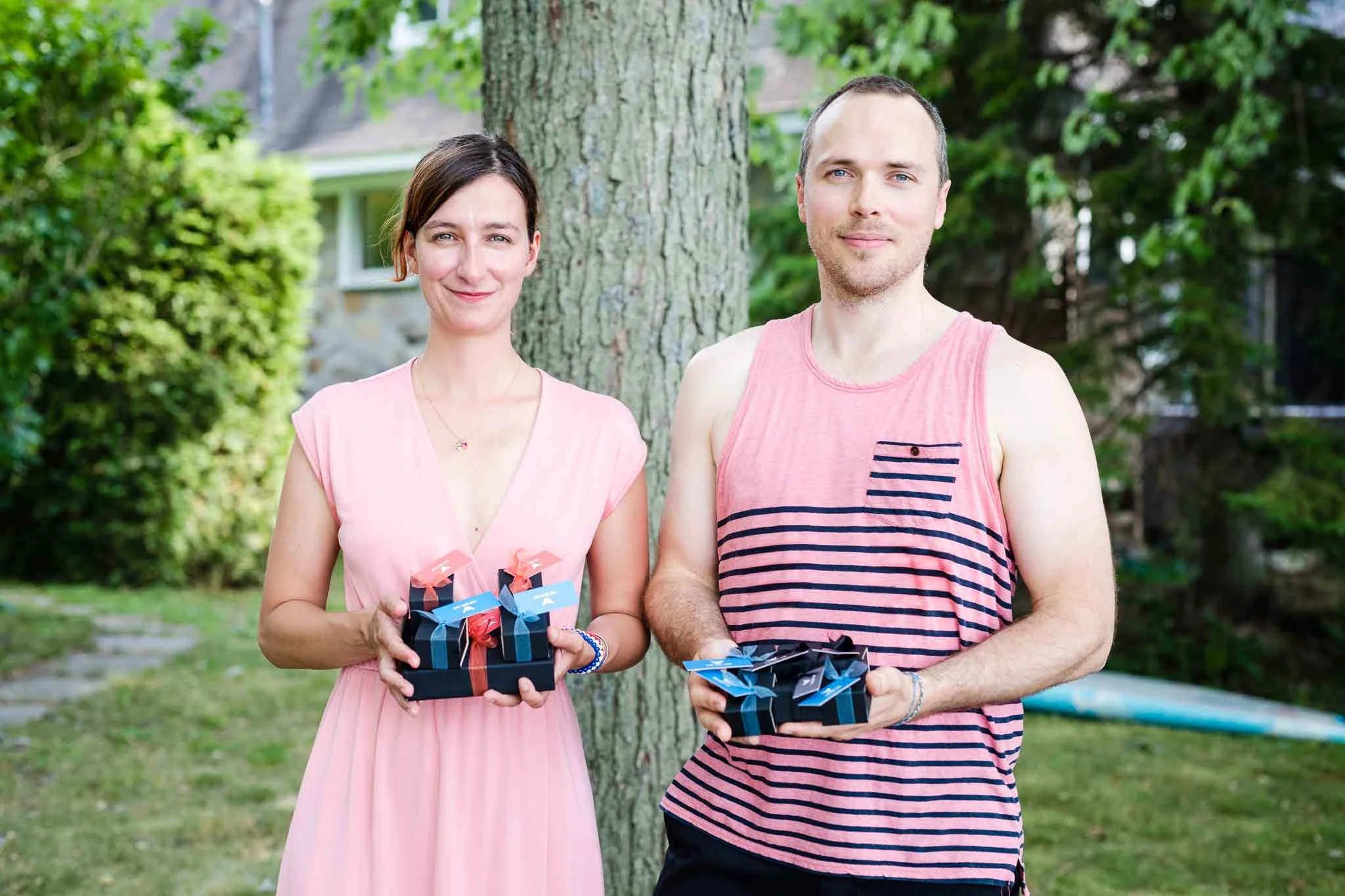 Dans de jolies petites boîtes, une douzaine de bijoux ont été remis à Véronique, David et plusieurs membres de la famille. Un cadeau personnalisé pour célébrer ce moment bien spécial!