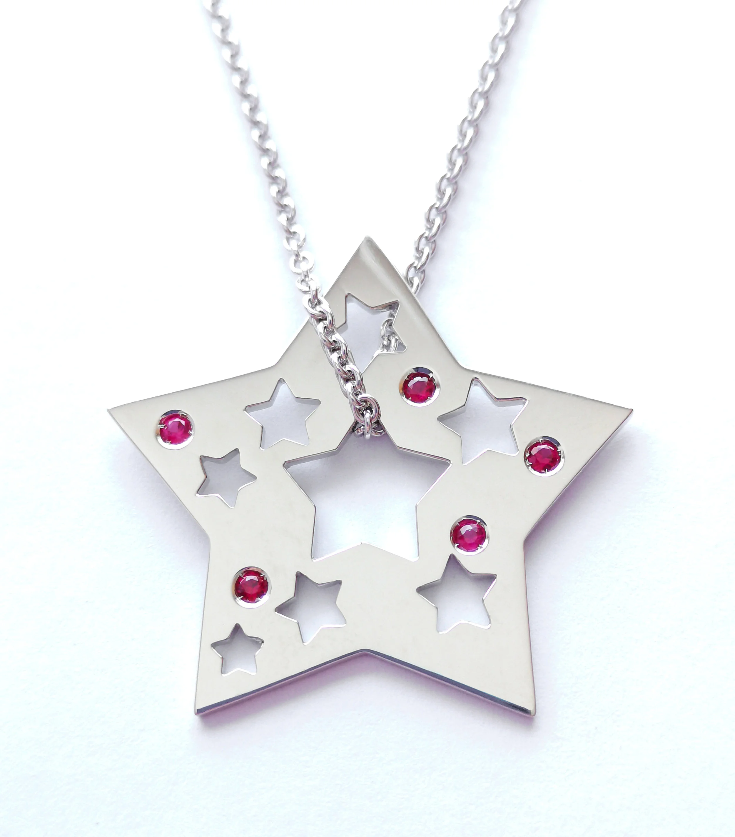 Étoile de la Joie Or blanc 10k et rubis Échelle de prix: 750$ à 850$