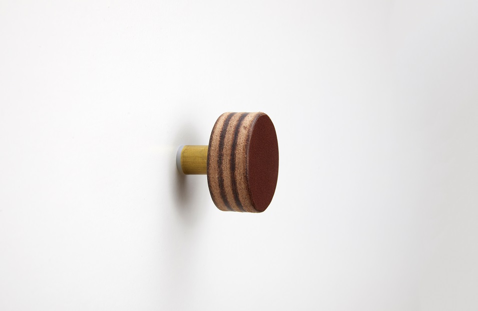 Side view of brown English bridle leather knob