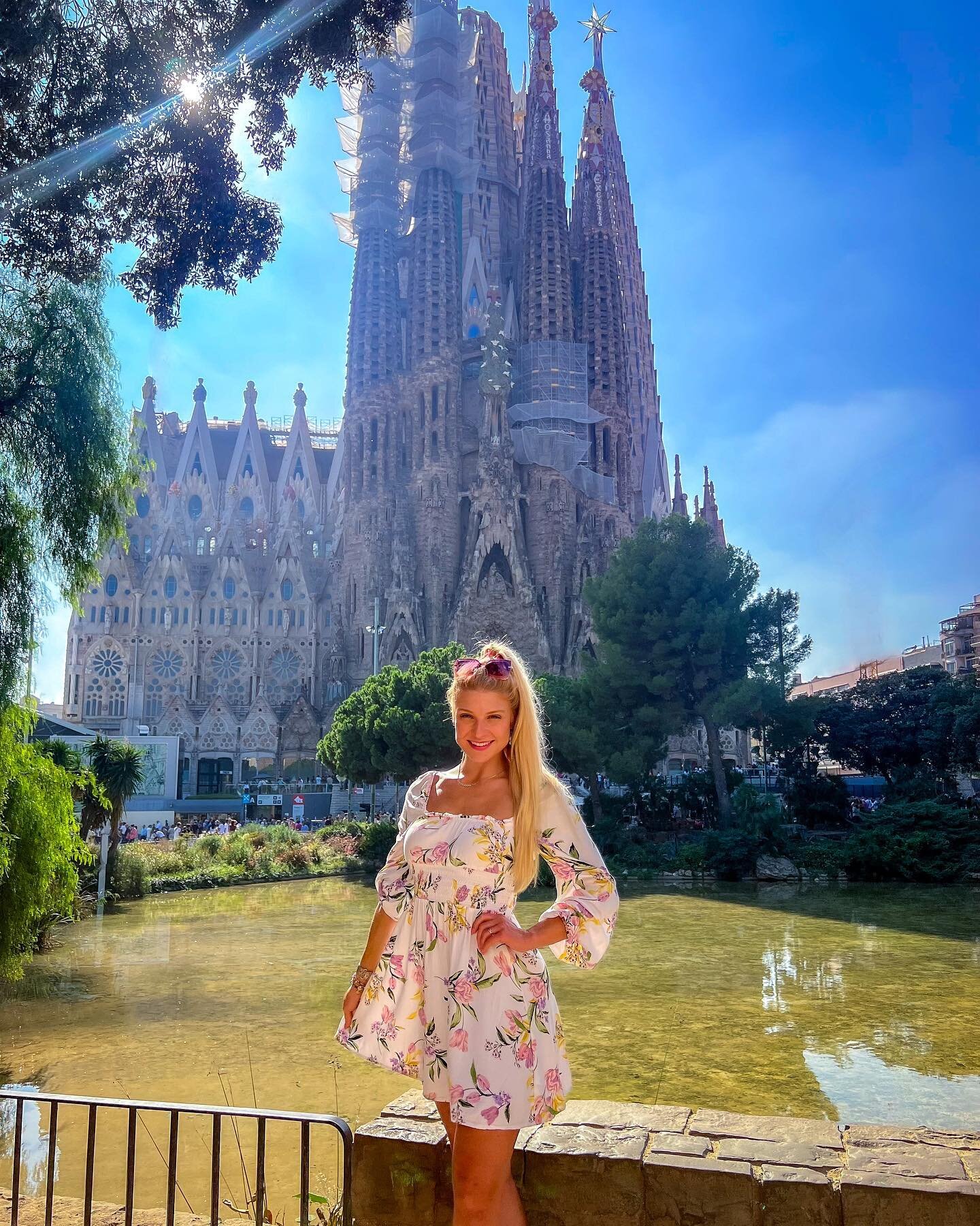 Look familia? 🇪🇸🏰
&bull;
Witnessing this iconic architectural beauty first hand was absolutely breathtaking! 💛