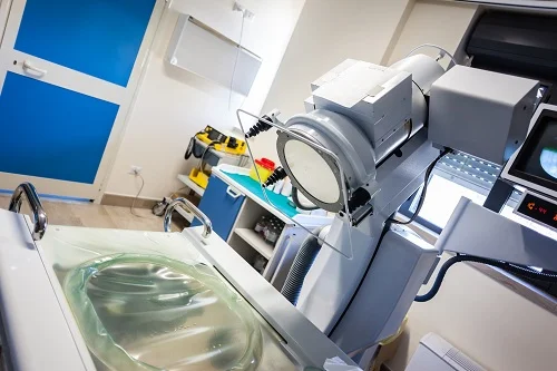 Equipamento usado em procedimento de litotripsia, aplicado na fragmentação de cálculos renais