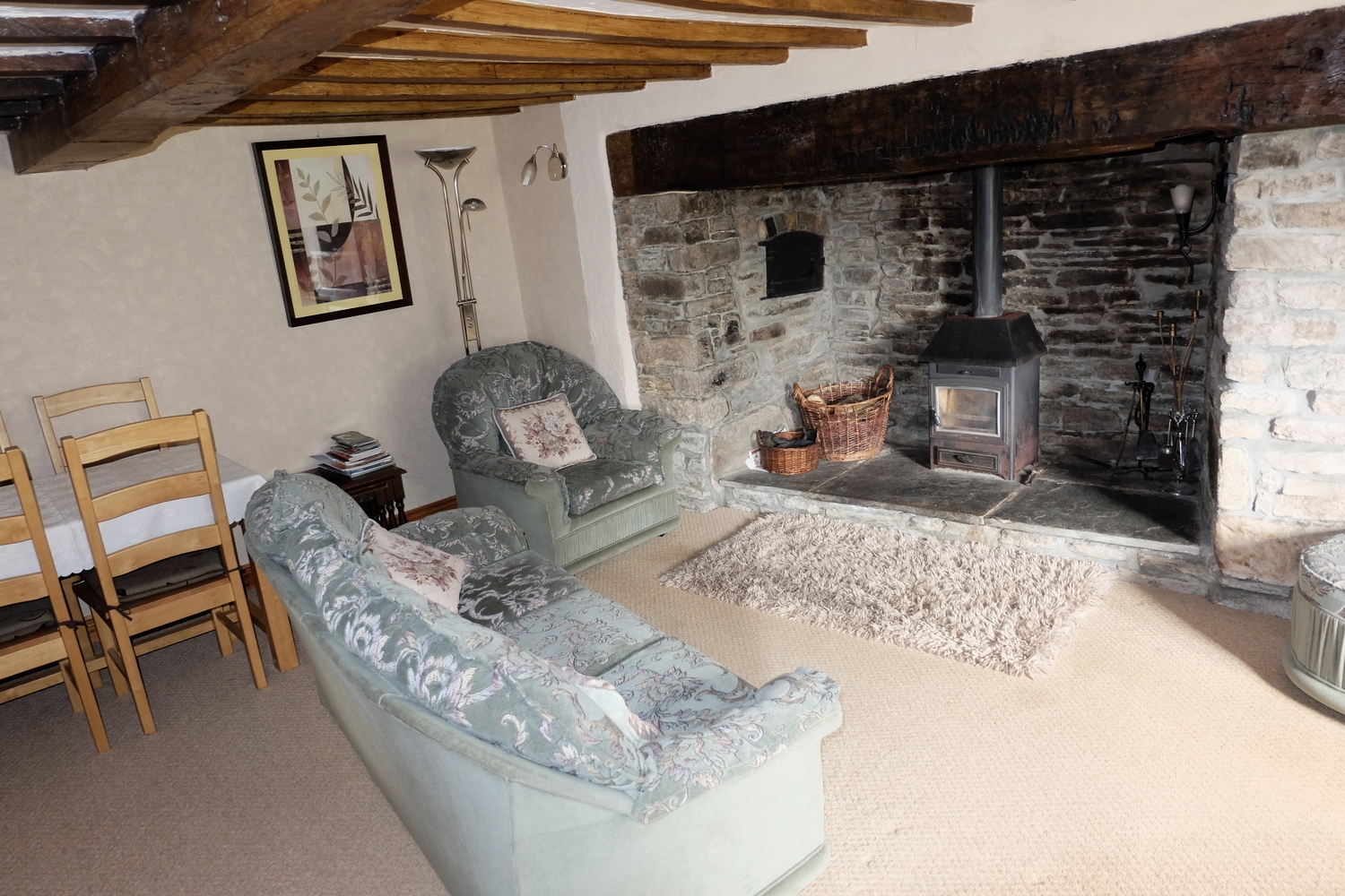 Featuring a cosy and traditional living room