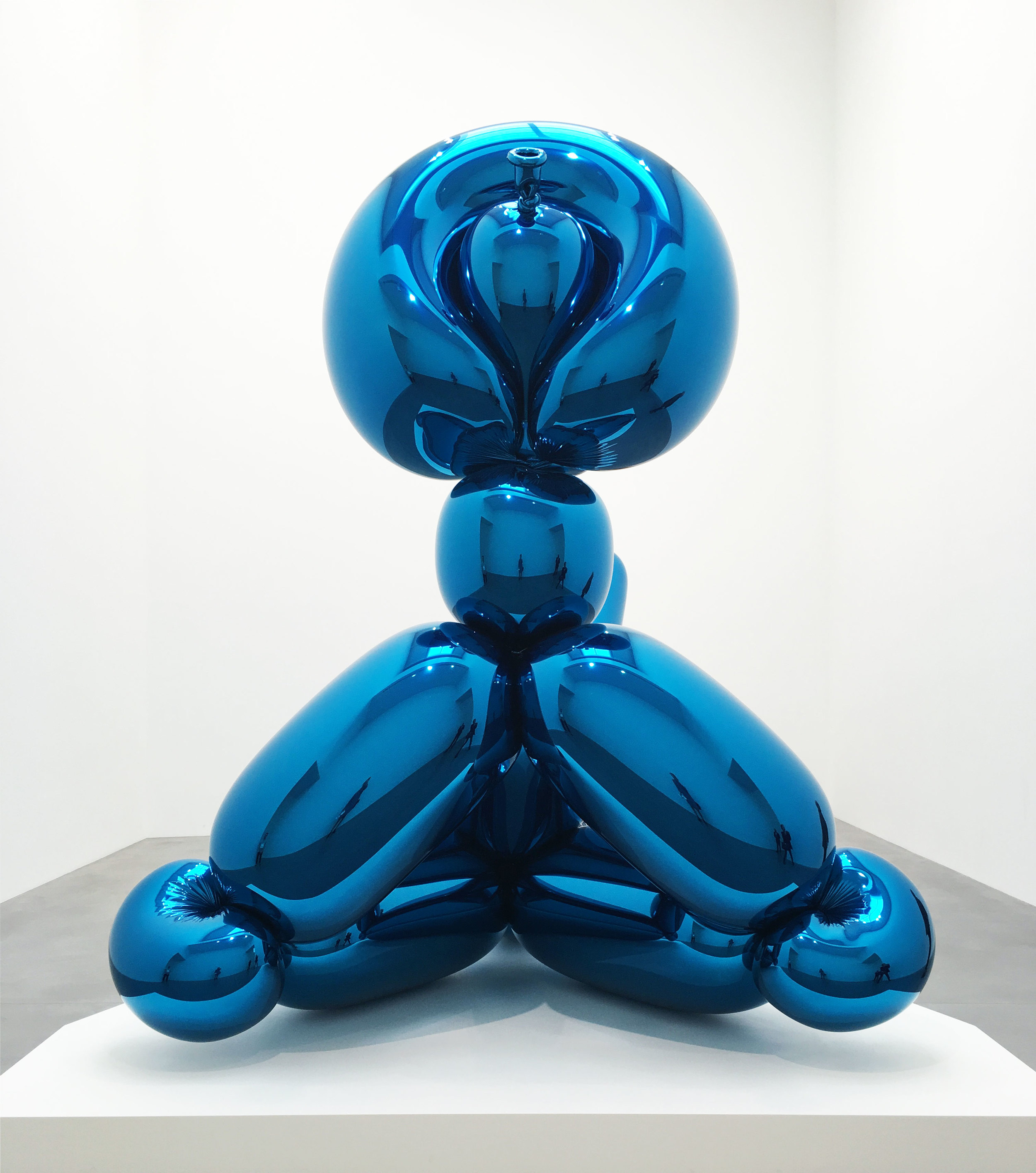 Jeff-Koons_Balloon_Damien-Hirst_Newport-street-gallery_AnnaVP_front_.jpg
