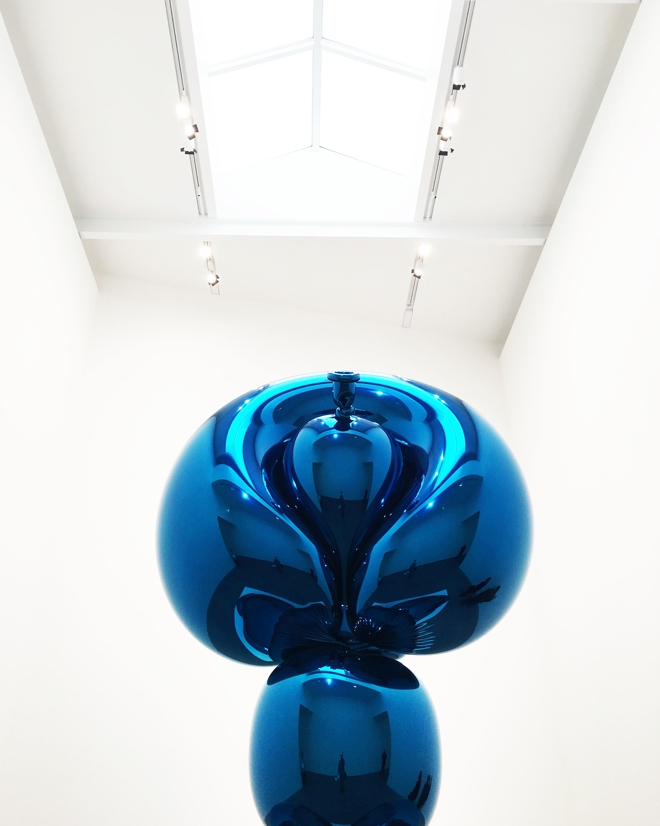 Jeff-Koons_Balloon_Damien-Hirst_Newport-street-gallery_AnnaVP.jpg