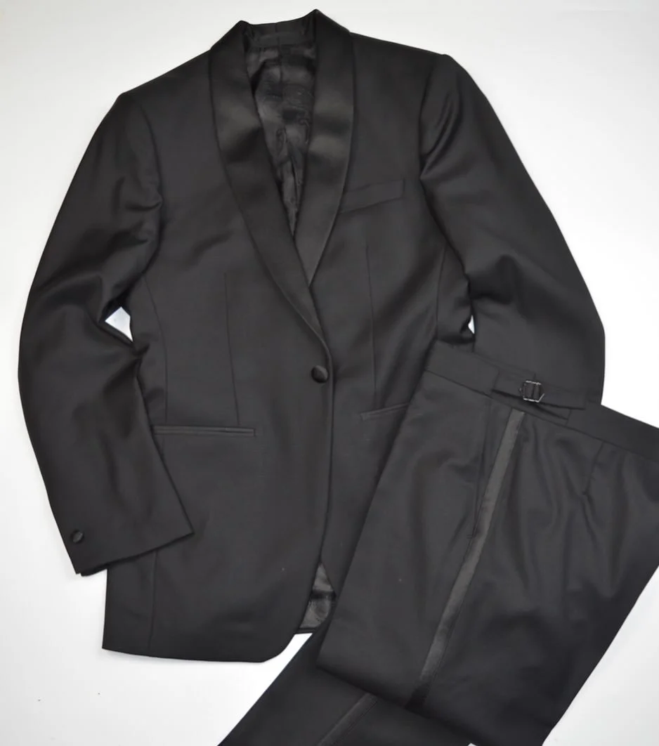 TUX TIME
Plan ahead for the winter party season or black tie weddings.
.
.
#madetomeasure #tailoring #menswear #groom #tux #dinnersuit #blacktiewedding #blacktie #mens #mensfashion #personalservice