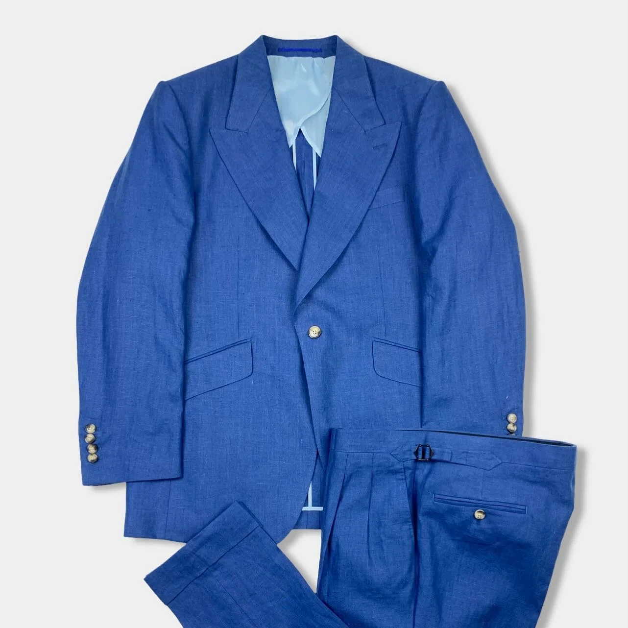 LINEN SUMMER SUITING 
.
.
.
.
#suit #fashiontailoring #menswear #groom #weddingsuit #tailoring #personalised #linen #mens #london #built #crafted #bespoke #service