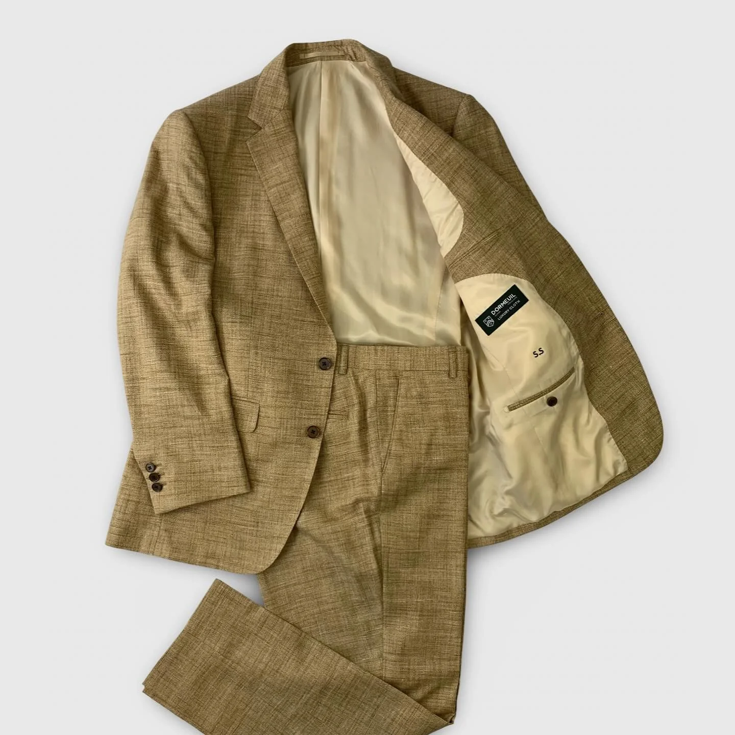 A COOL SUIT FOR A GROOM MADE FROM WOOL SILK AND BAMBOO FROM @dormeuil1842 
.
.
.
#tailoring #menswear #suit #groom #wedding #summer #bespoke #madetomeasure #craft #luxury #mensstyle