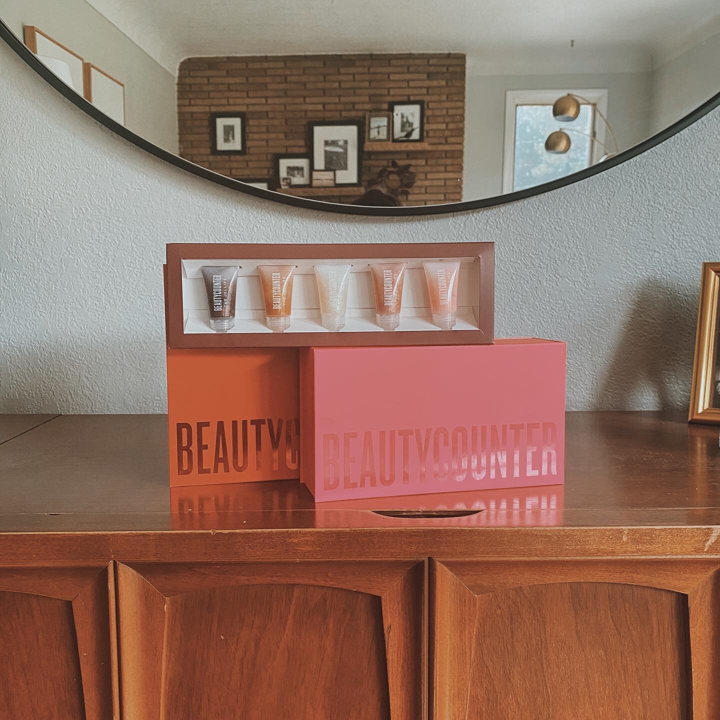 Beautycounter giveaway!

Ya'll know I'm mostly in to this for my discount these days, but the Jelly's came back and I bought 2 packs of them and I was going to keep them both, but am now thinking it would be more fun to give them away. So I'm going t