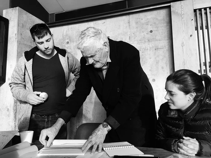 Richard showing some drawing techniques (photo by Jason Surkan)