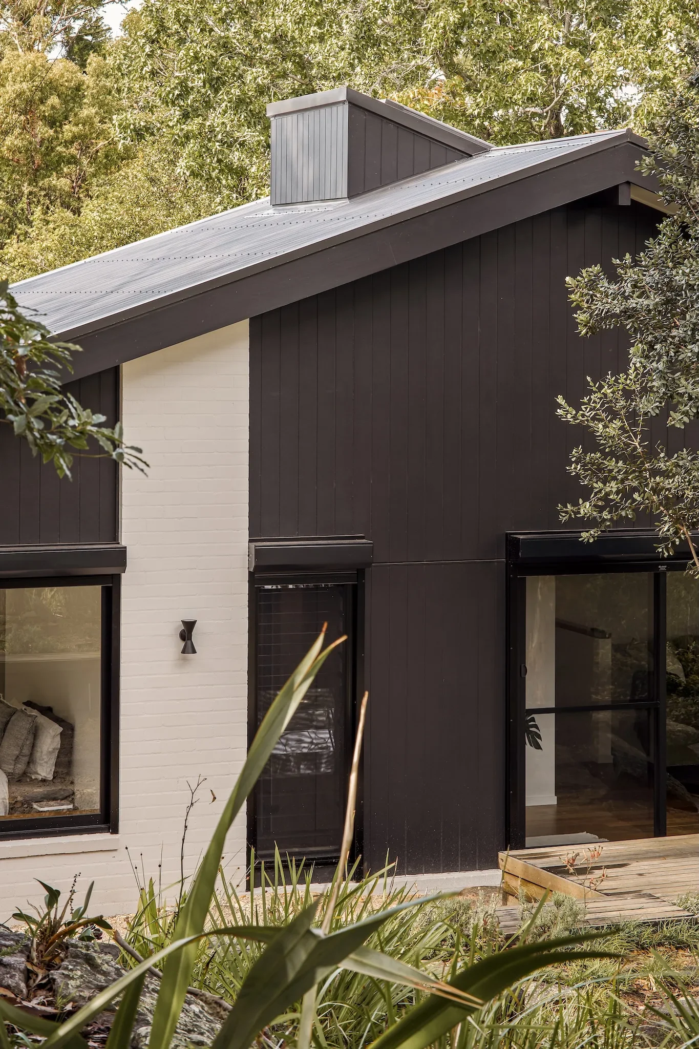 Minimal Pettit & Sevitt bush house with natural materials