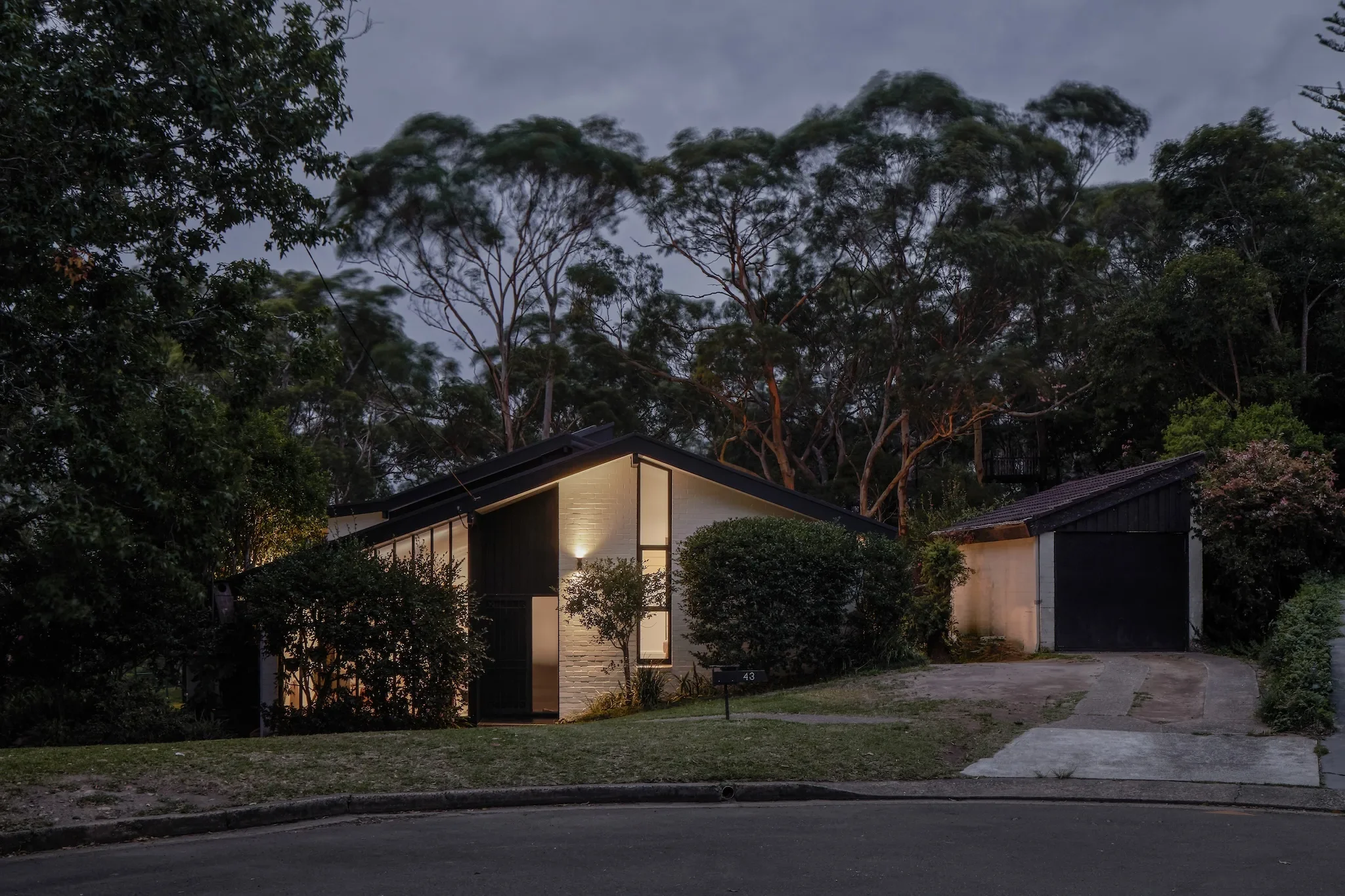 Renovated Pettit Sevitt MKII home in bushland setting