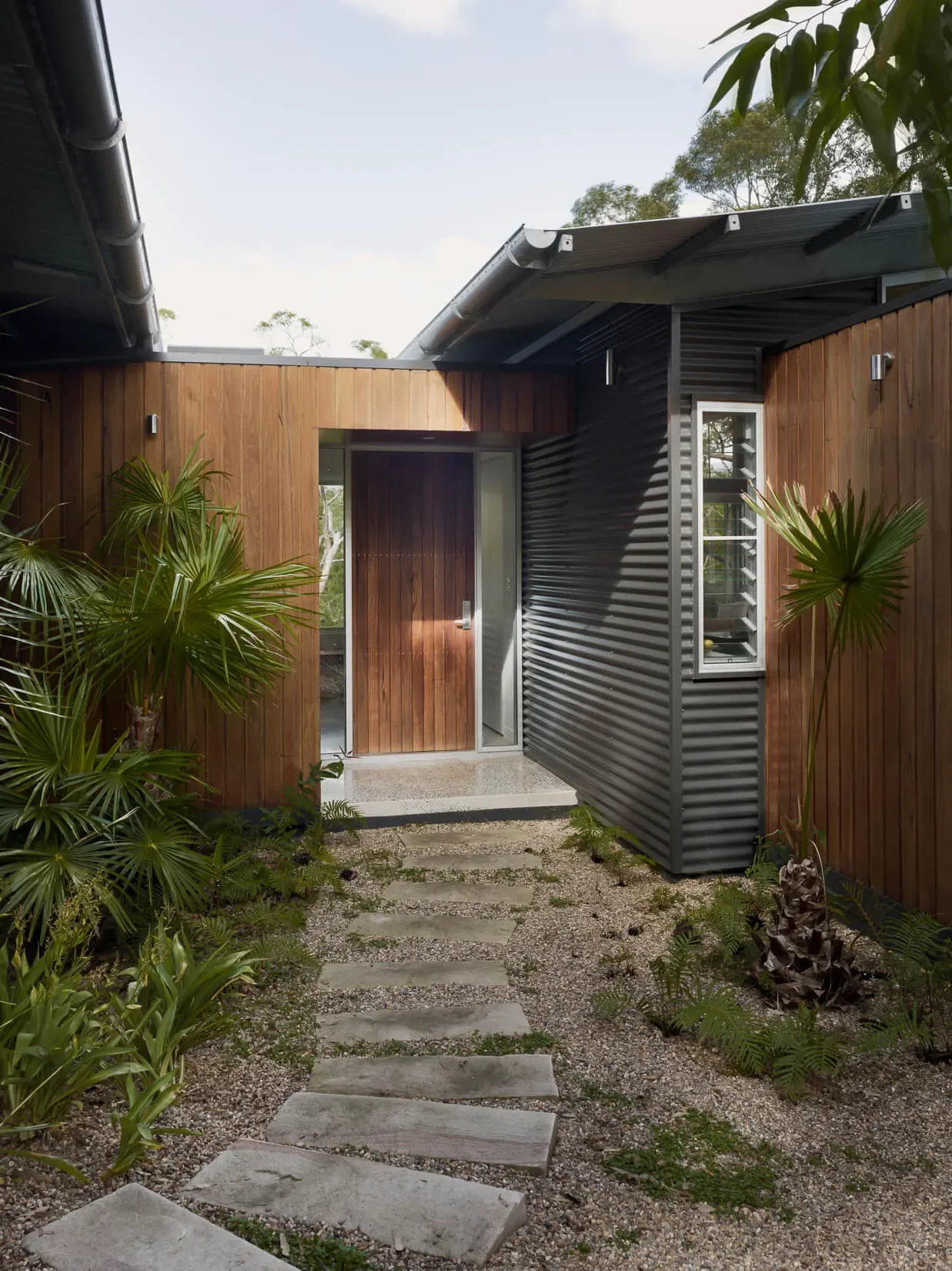 Bushland entry garden pat in Sydney area by Ironbark Architecture