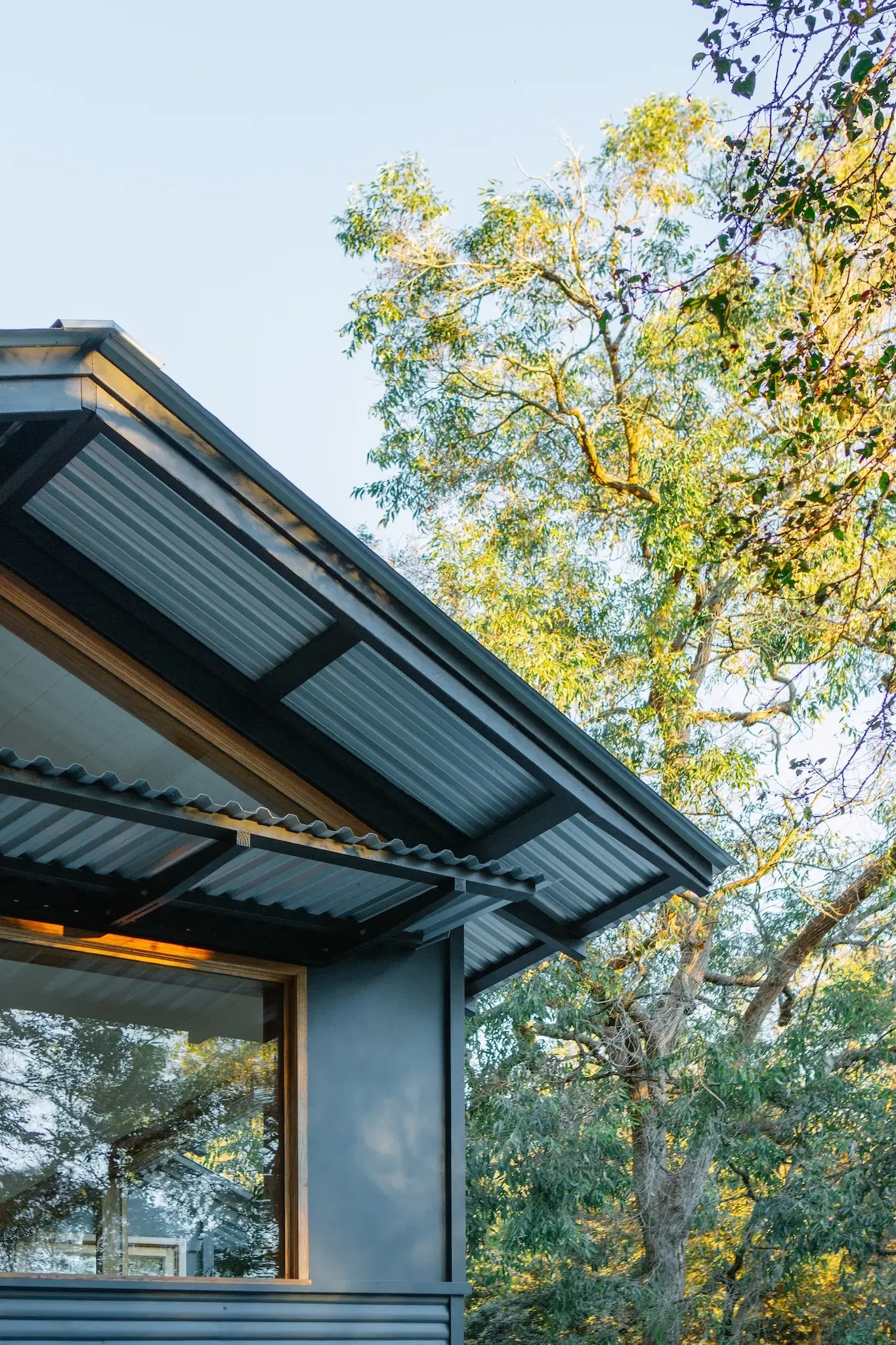 Outdoor deck connected to bushland environment
