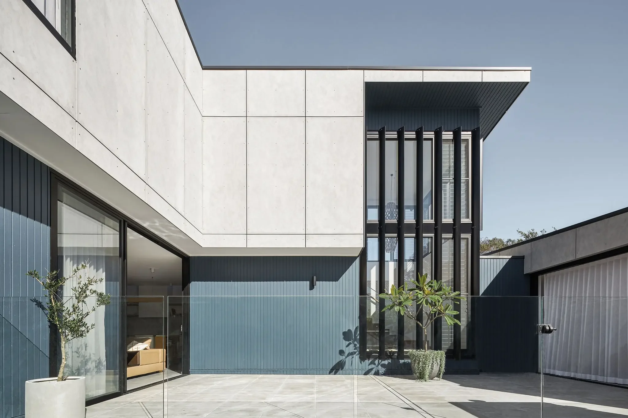 Courtyard connecting spaces in residential home
