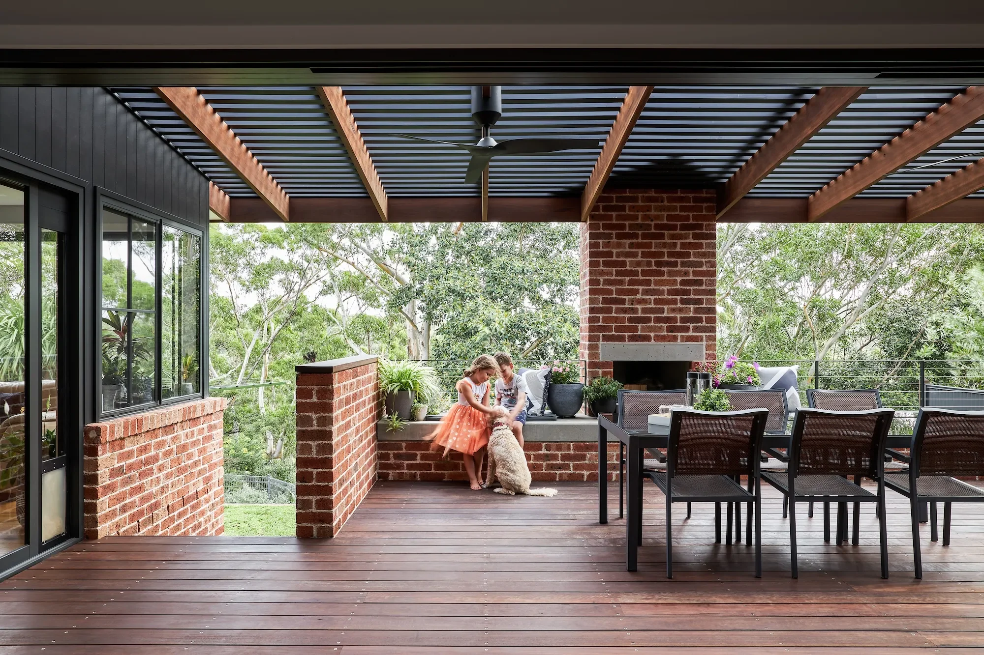 Covered outdoor living space in Upper North Shore