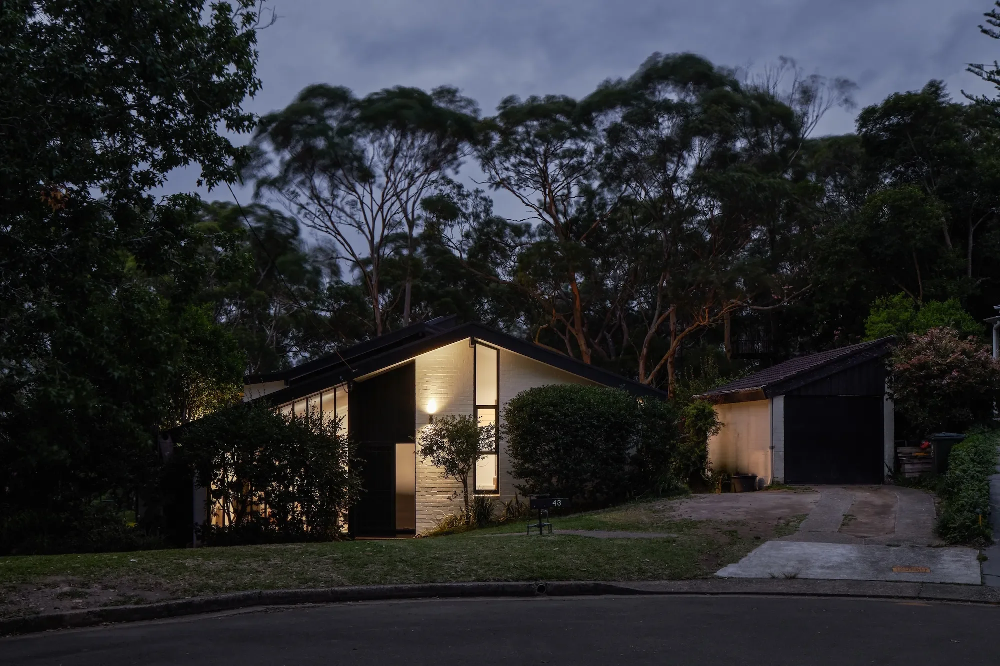 Bushfire resilient renovated Petitt and Sevitt house