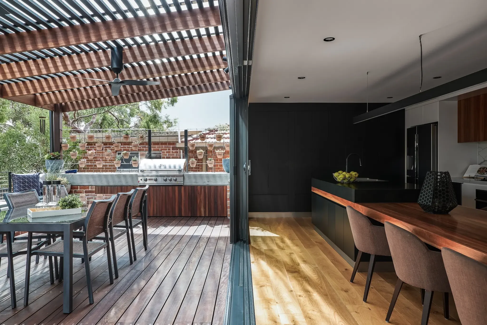 Indoor outdoor connection between kitchen and terrace