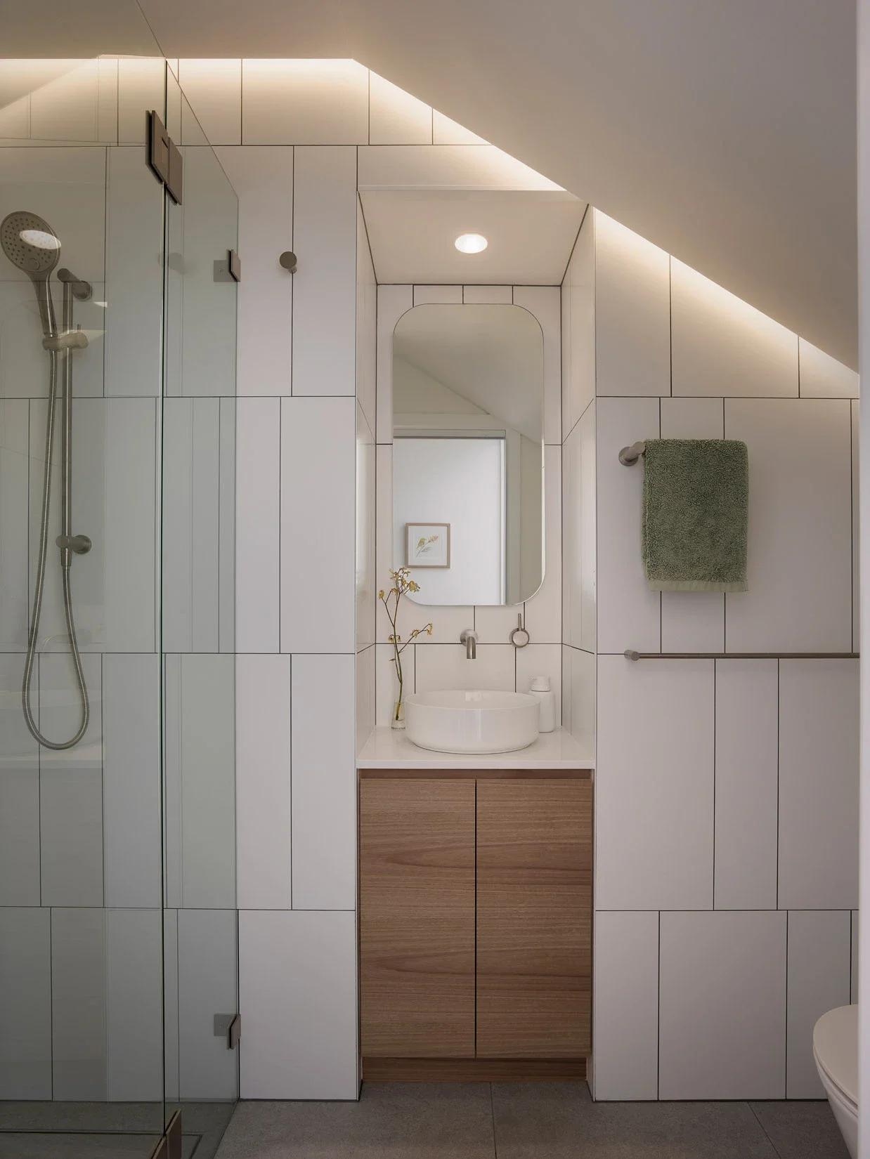 Minimal bathroom with natural materials in Sydney home