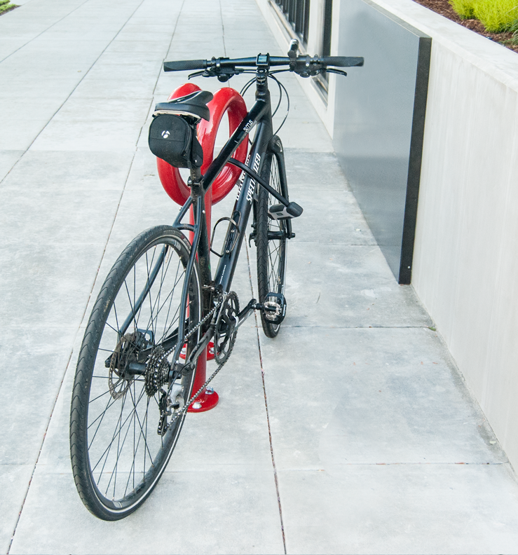 Huntco_Corkscrew_Bikerack_bike_angle.png