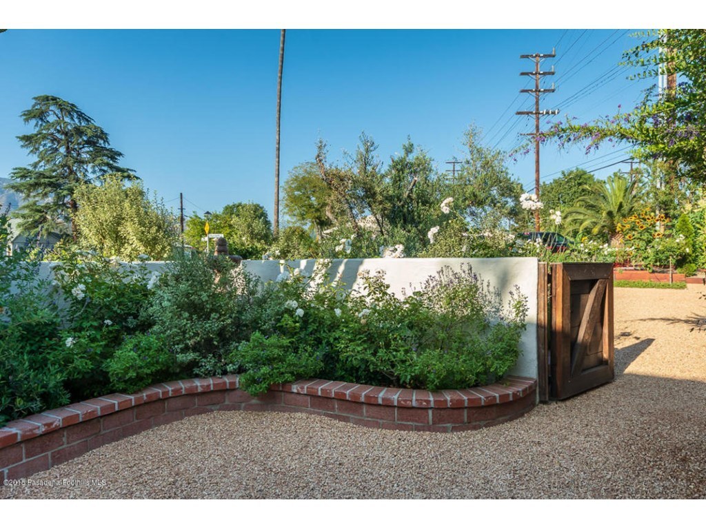 Splendid-Spanish-Oasis-650-Burchett-Street-Glendale-CA-91202-16.jpg