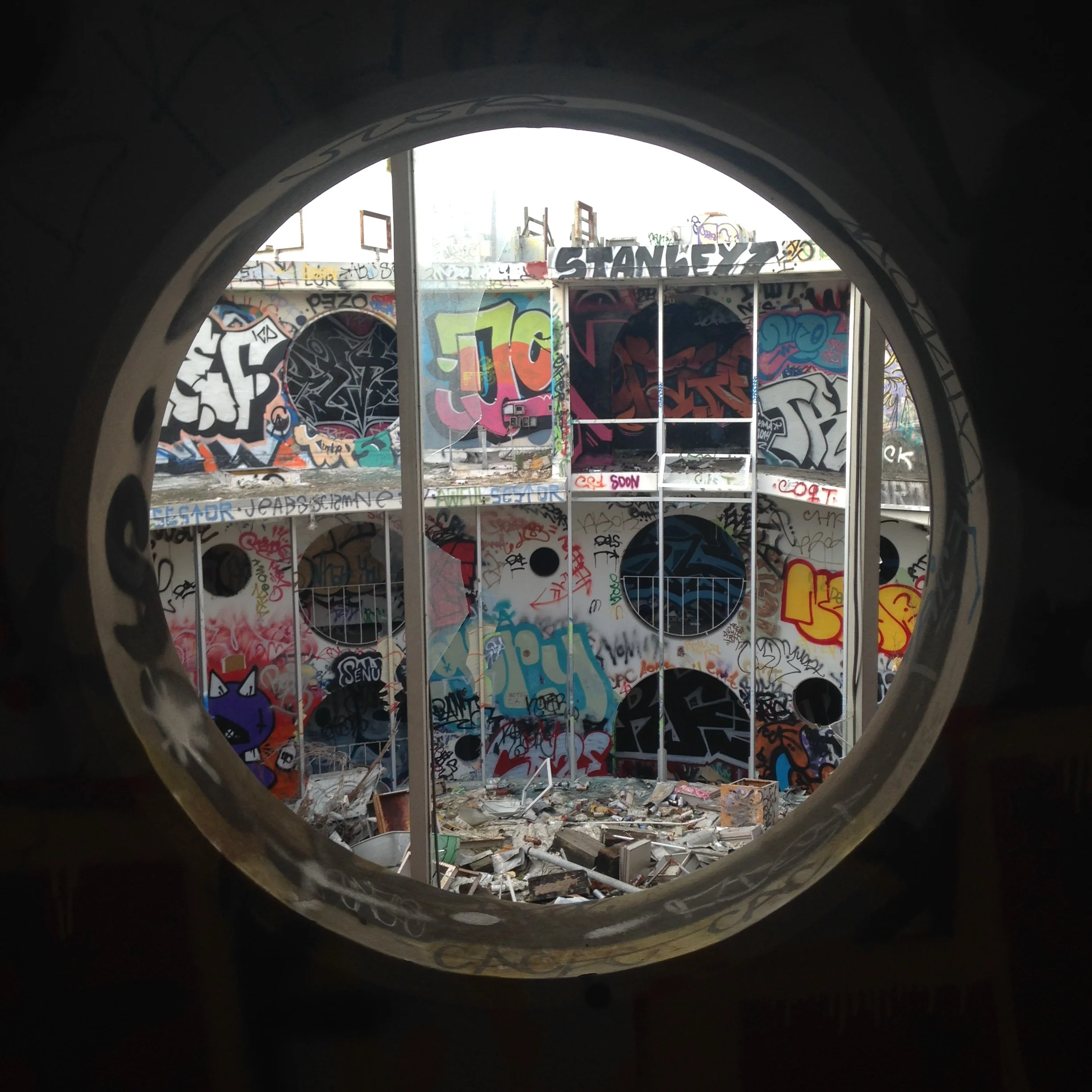  Edan Zez Ziylz, “Hotel California”  2017 