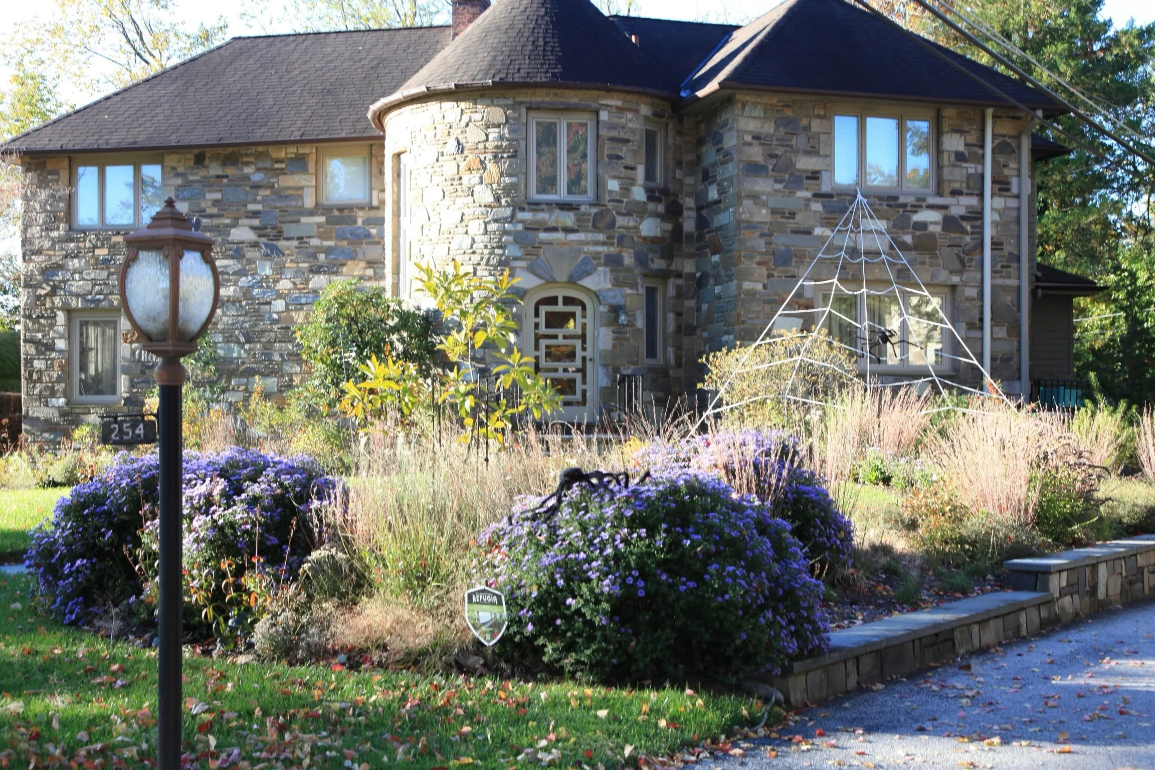 Boo! Jump scares abound at this time of year but thankfully not of the planted kind here&hellip;

We loved the Tudor style architecture of this pretty home, less so its Edward Scissorhands-esque foundation planting. These homeowners craved color, mov