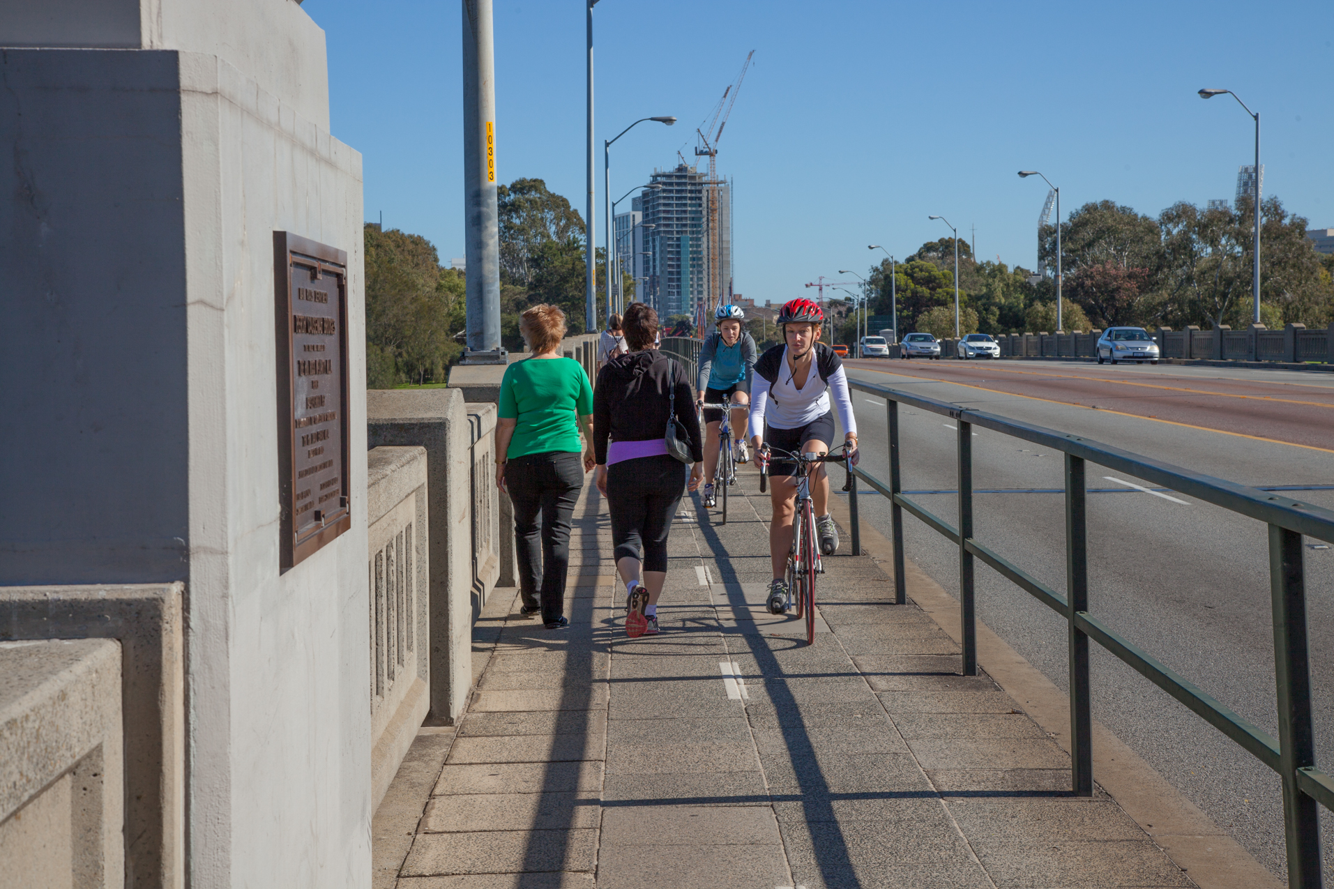 Fig: 34: Narrow road verge – the Causeway in Perth