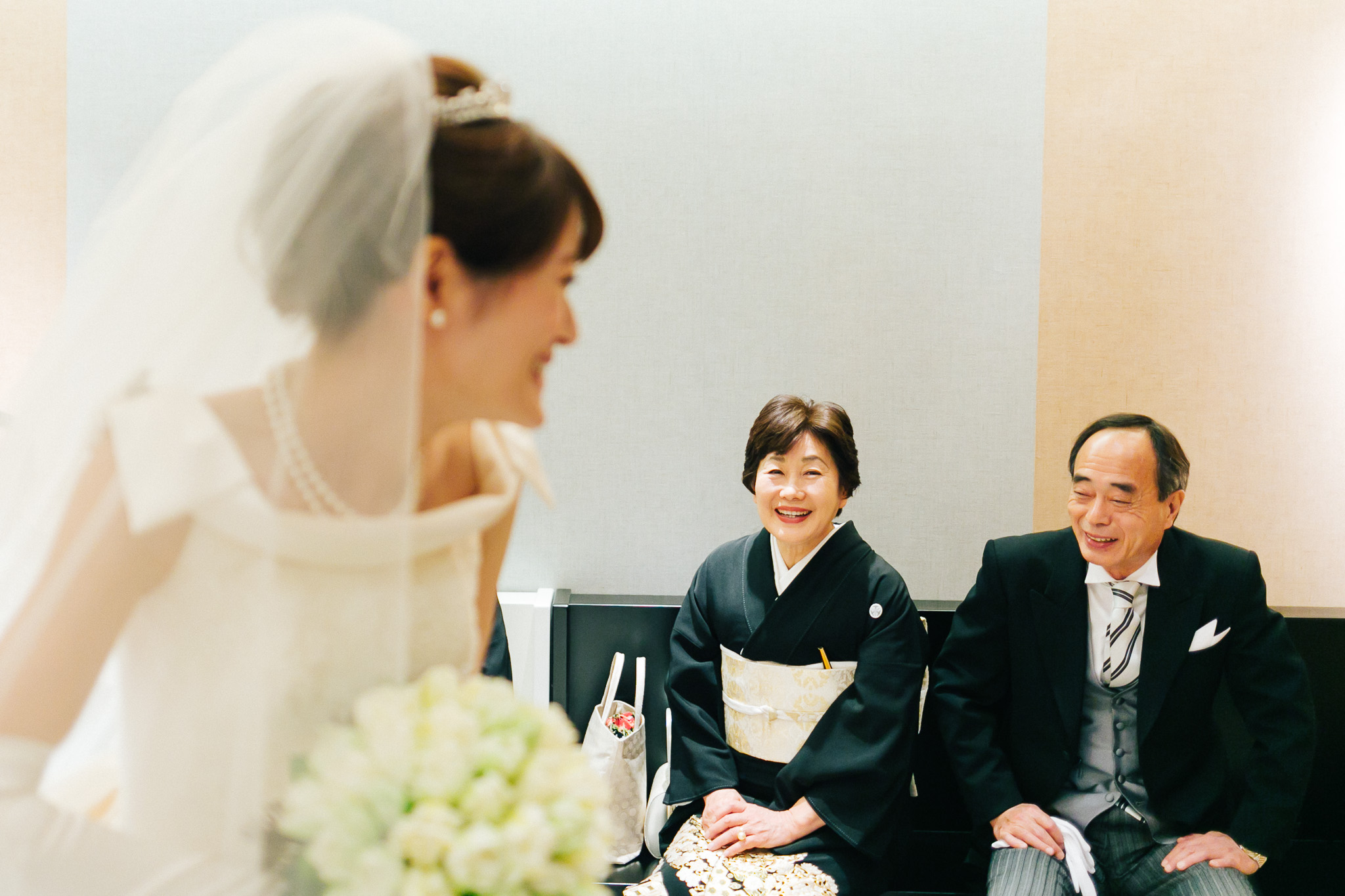 挙式が始まる前に、その場を離れる新婦にご両親が暖かい言葉をかけてくれた。家族を大切にする新婦のことを事前によく知っていたからこそ撮れた一枚だと言える。