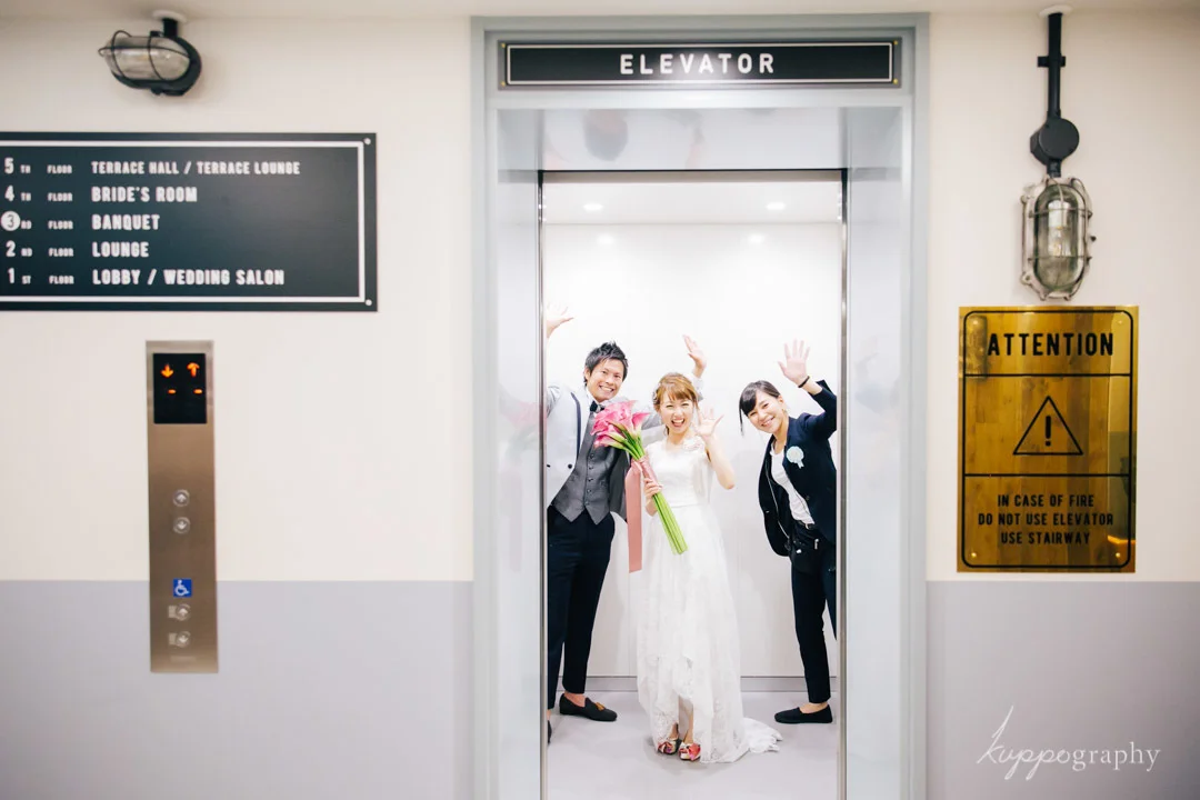 ベイサイド迎賓館ベランダ みなとみらい で結婚式 ウェディングカメラマン クッポグラフィー 結婚式の写真撮影 ブライダルフォト